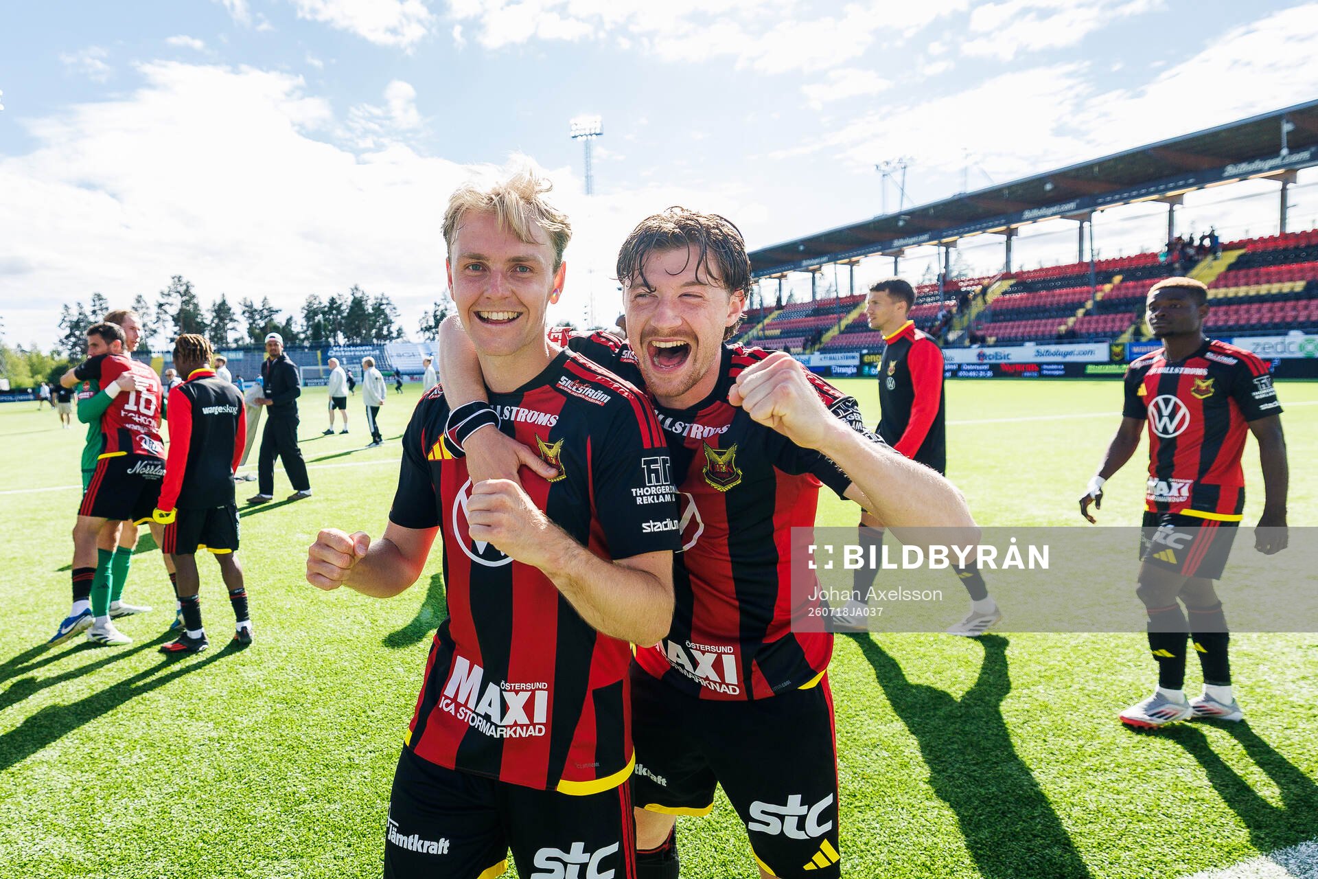 Östersunds Simon Marklund och Daniel Miljanovic jublar