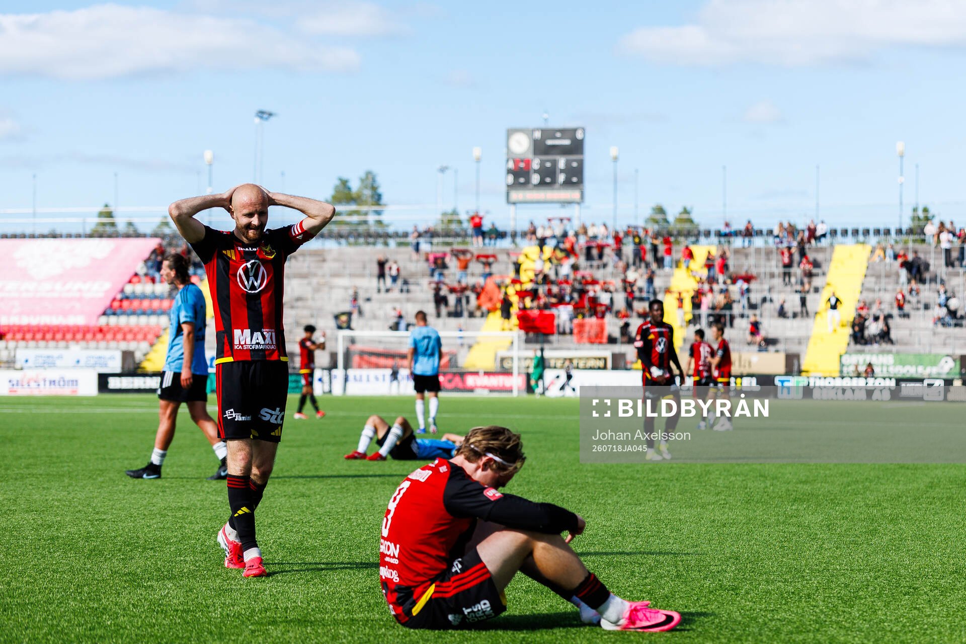 Östersunds Curtis Edwards jublar