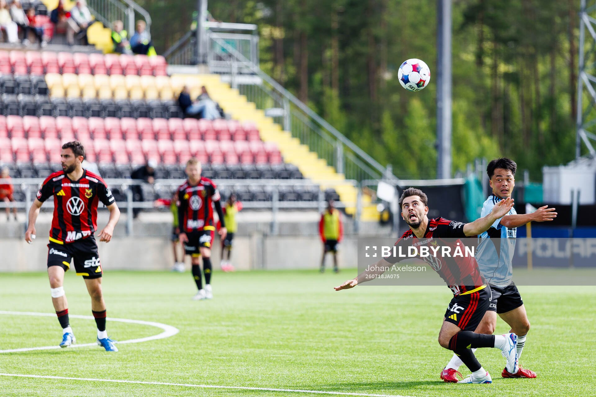 Östersunds Emil Özkan och Landskronas Kota Sakurai