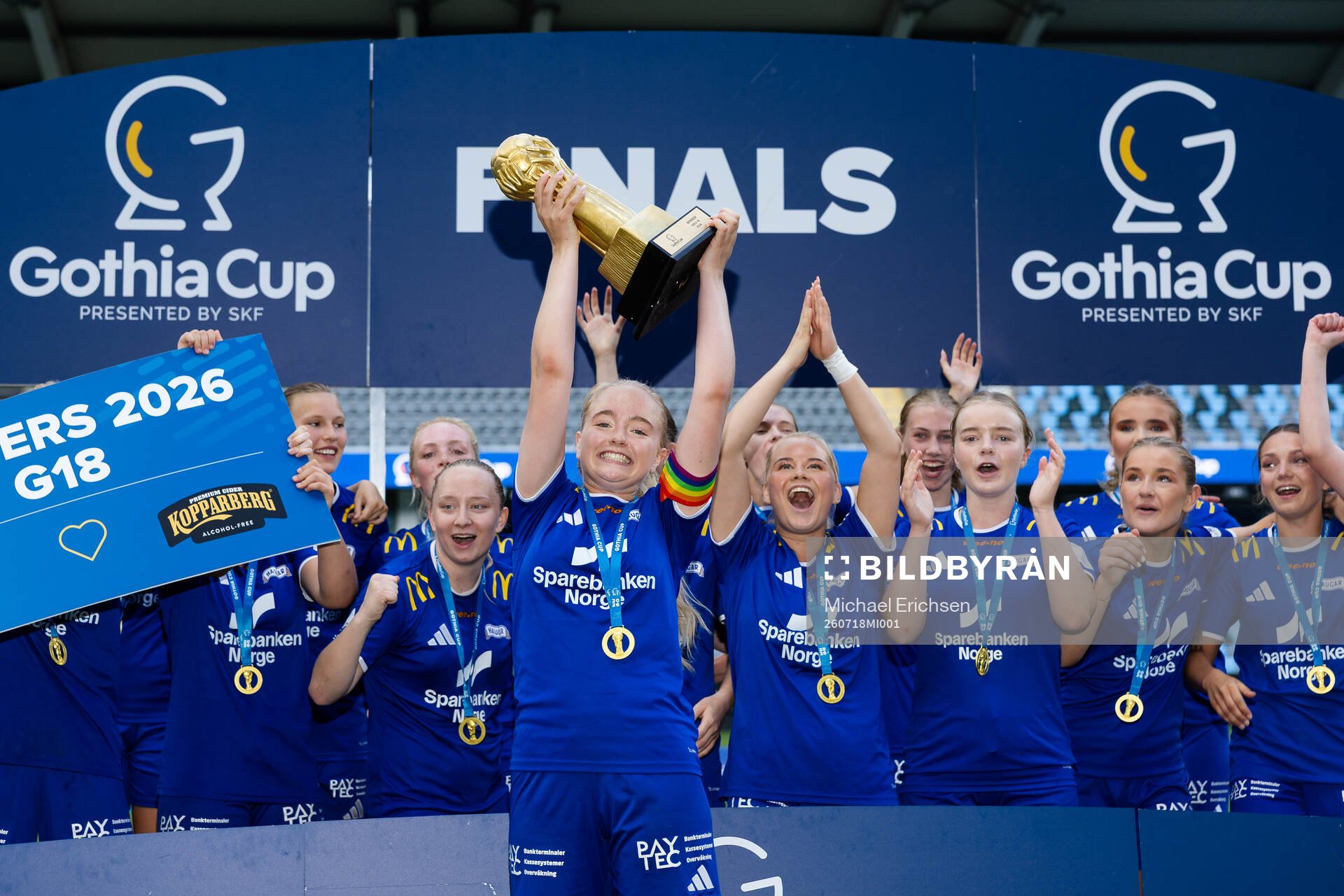 SK Haugars spelare jublar med pokalen