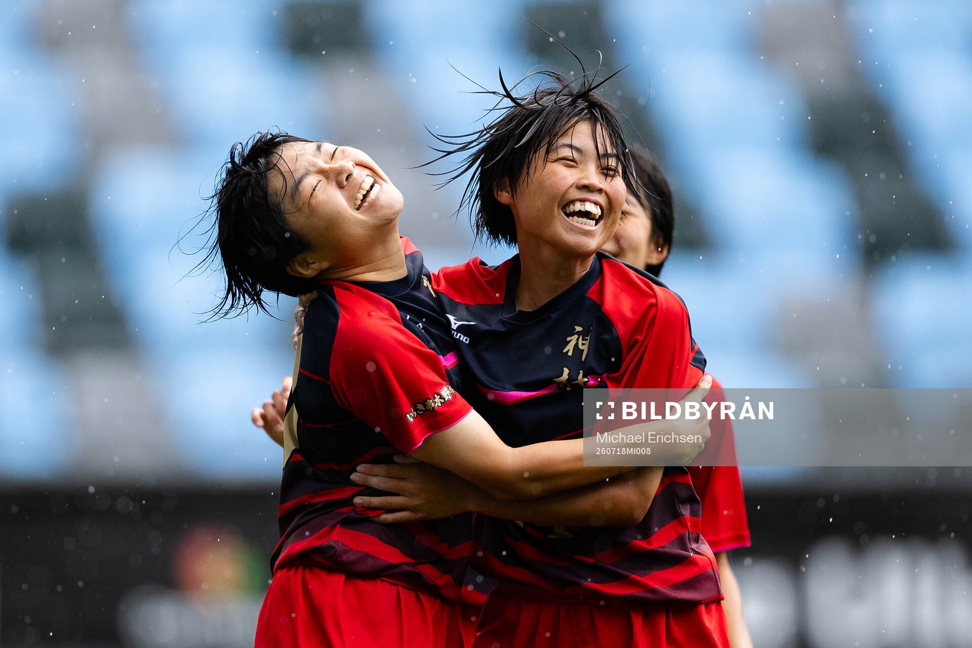 Kamimura Gakuens Sasaki Yuki jublar ihop med Yamano Sora