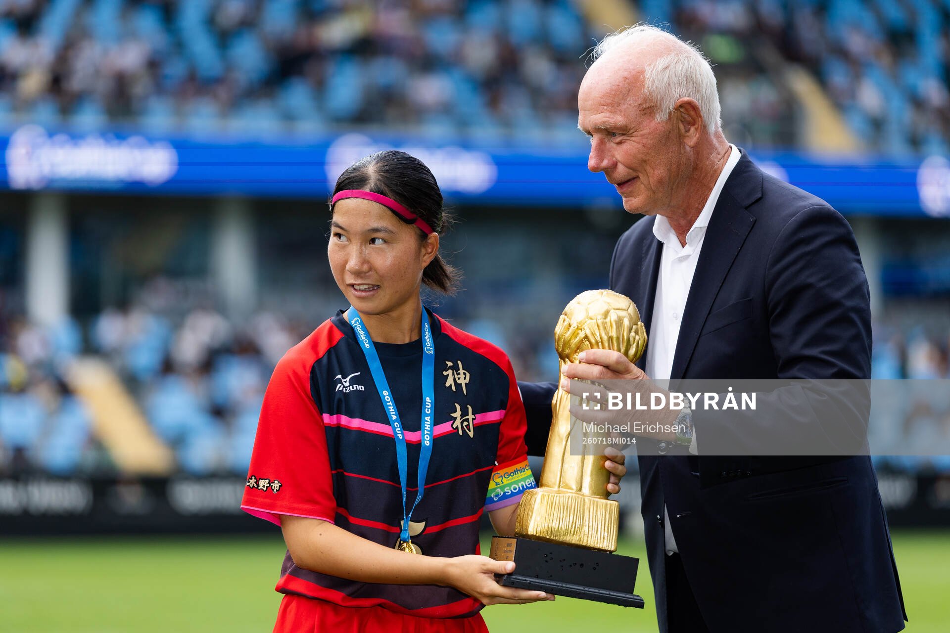 Kamimura Gakuens lagkapten tar emot pokalen från Gothia