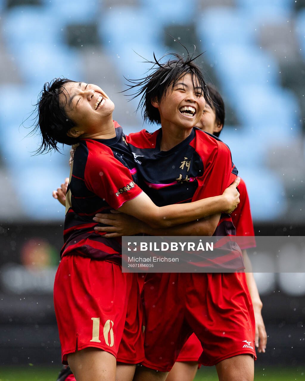 Kamimura Gakuens Sasaki Yuki jublar ihop med Yamano Sora
