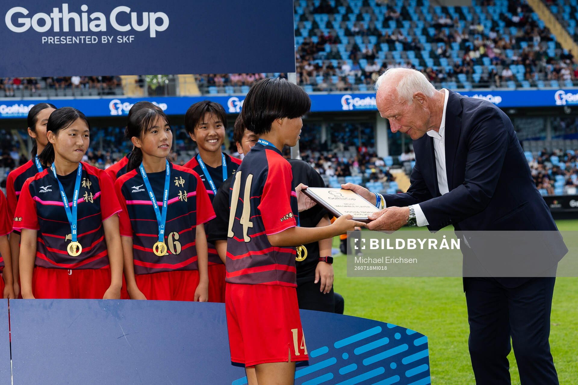 Kamimura Gakuens Yamano Sora tar emot MVP priset från