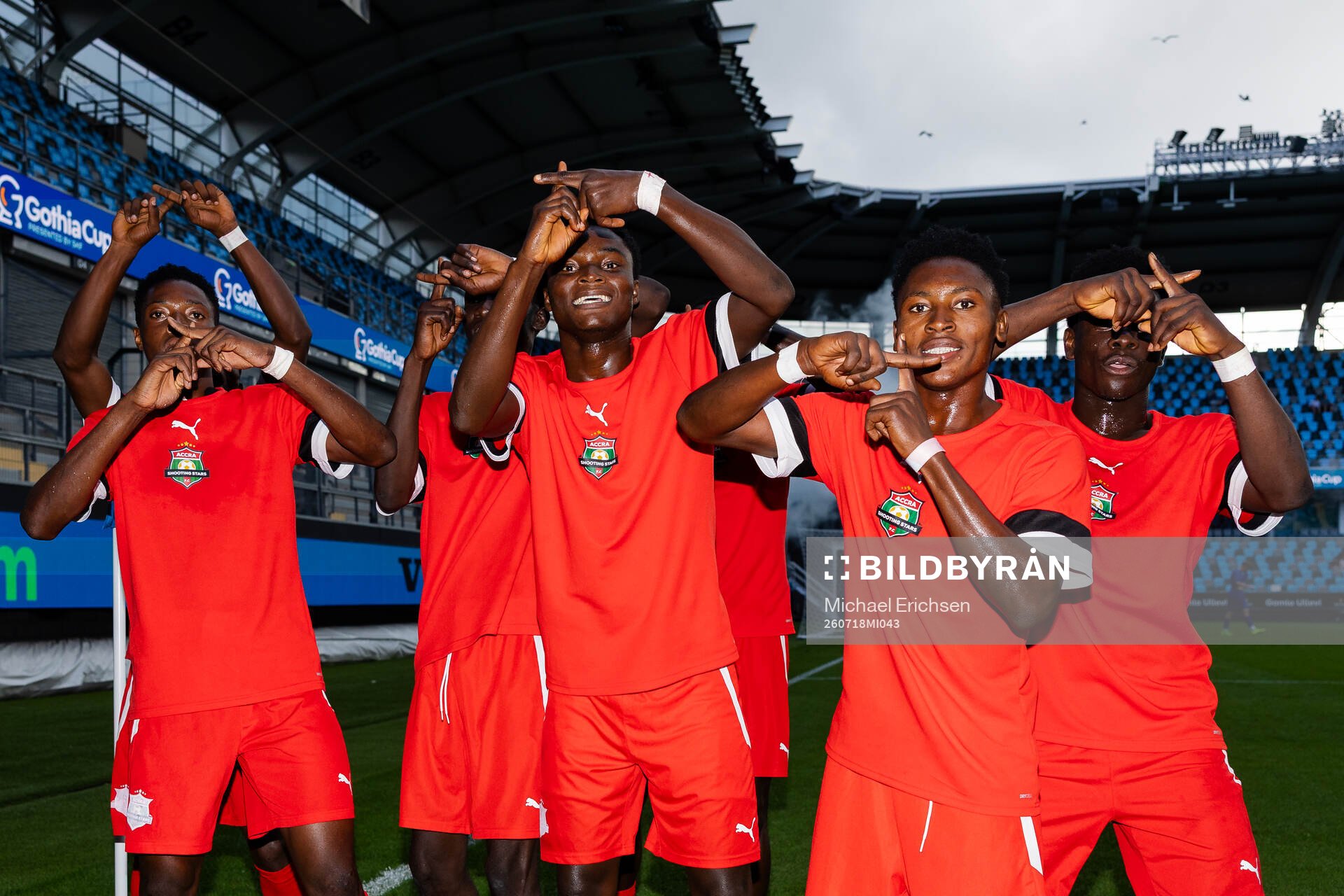 Accra Shooting Stars Daniel Opoku jublar med lagkamrater