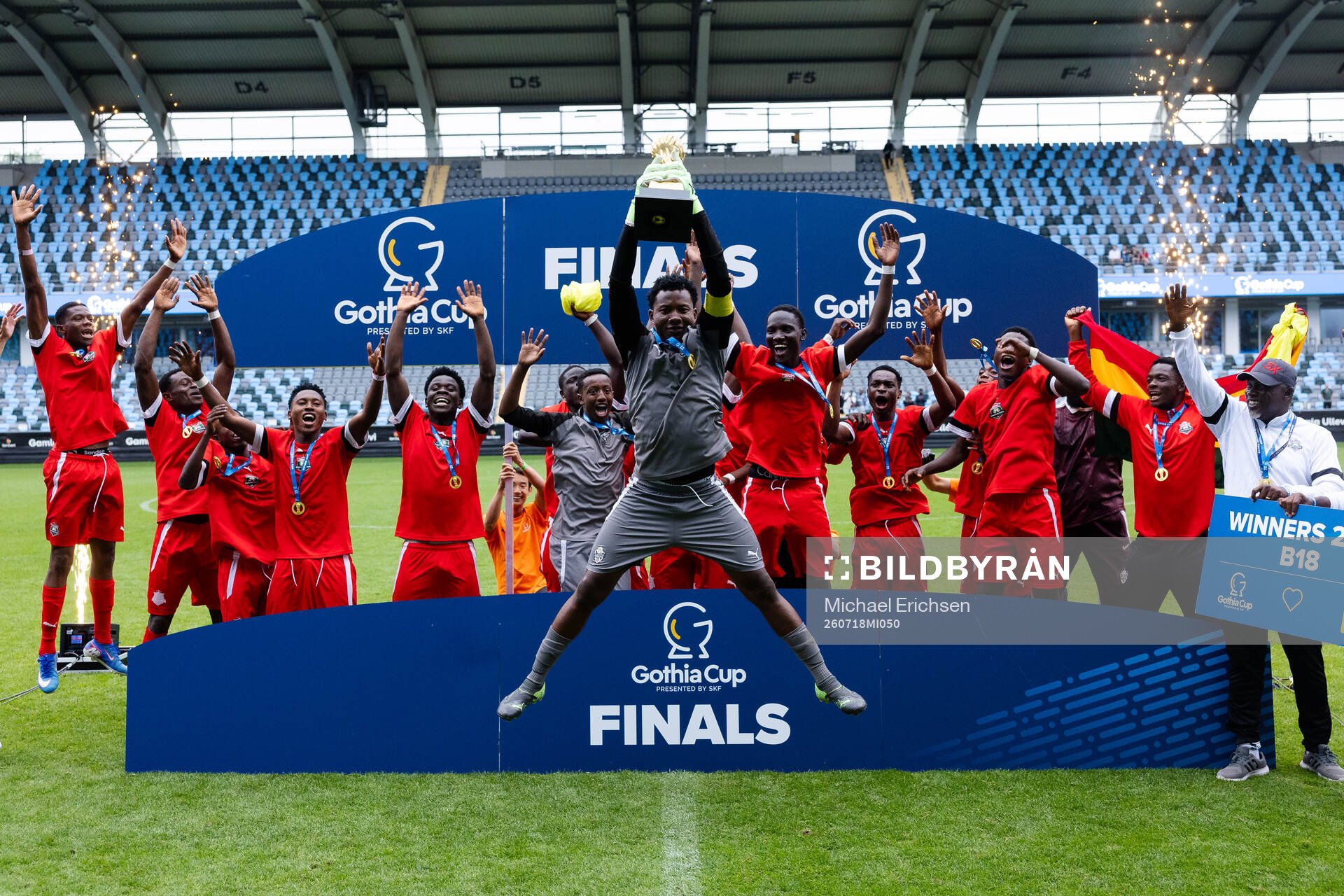 Accra Shooting Stars spelare jublar med pokalen