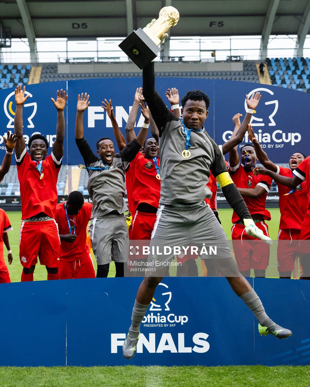 Accra Shooting Stars spelare jublar med pokalen