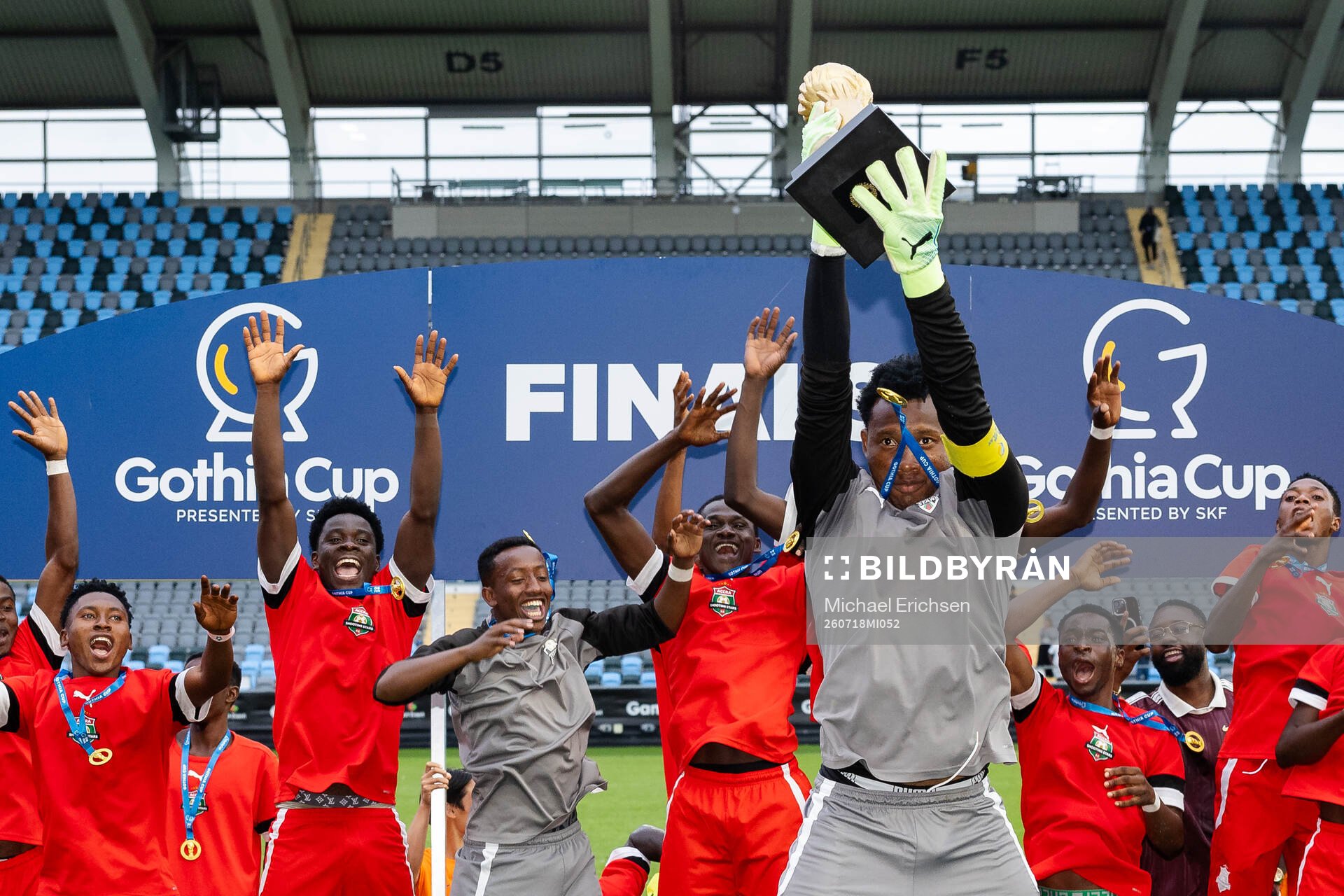 Accra Shooting Stars spelare jublar med pokalen