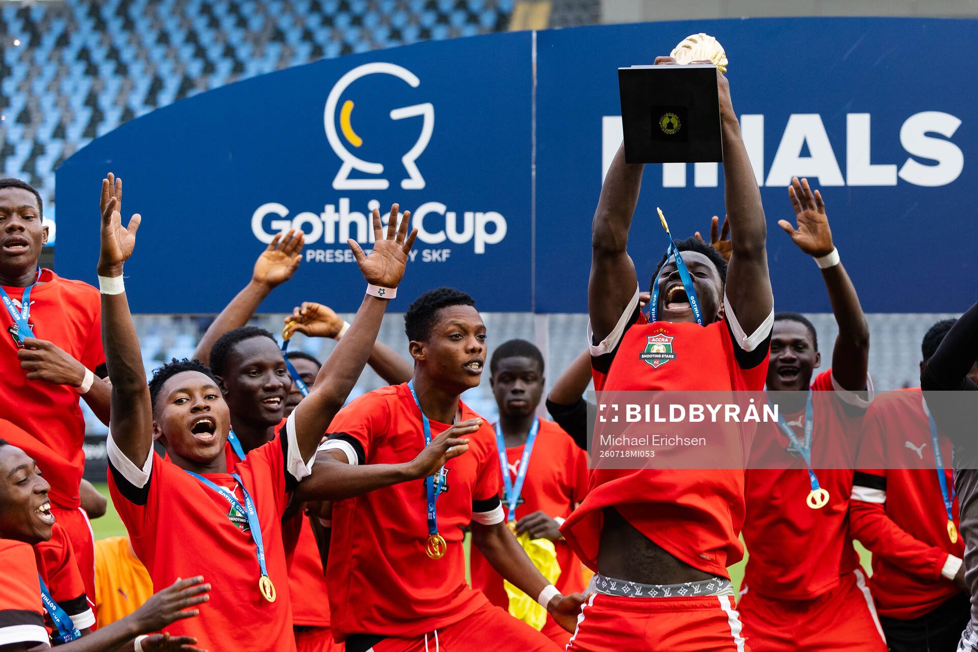 Accra Shooting Stars spelare jublar med pokalen