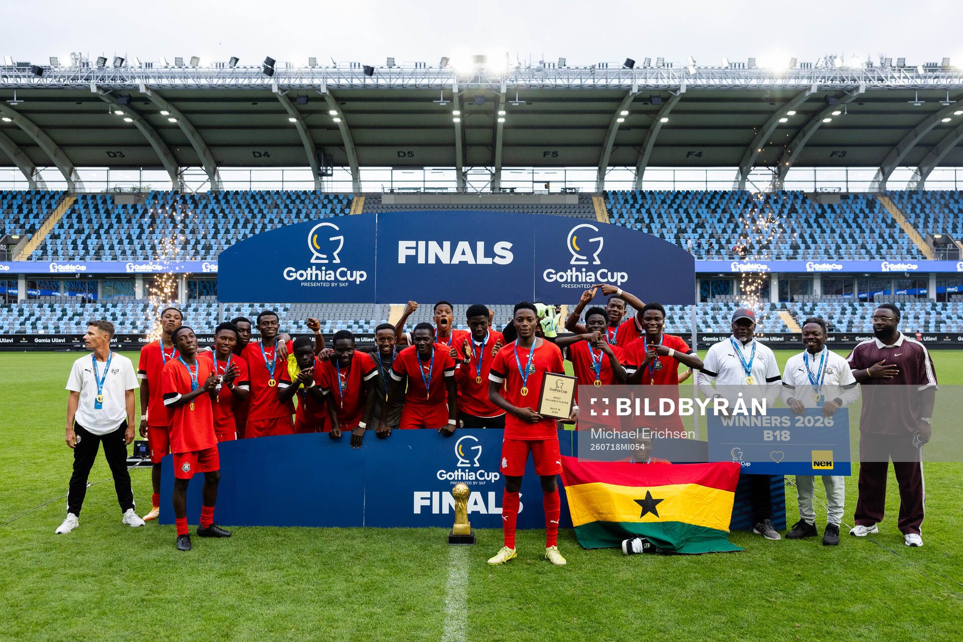 Accra Shooting Stars spelare och ledare med pokalen