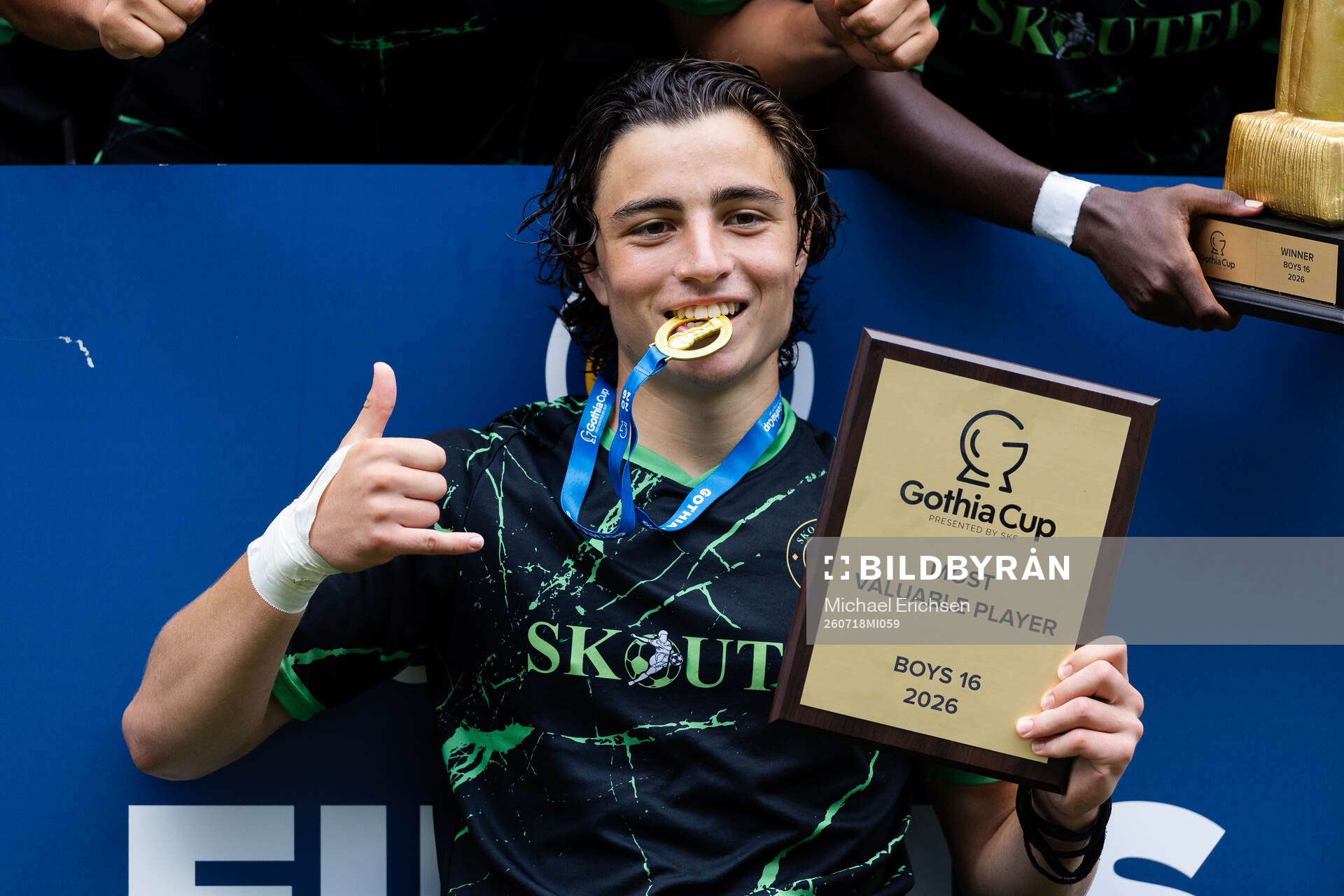 Skouteds Jonathan Beqiri jublar med MVP priset
