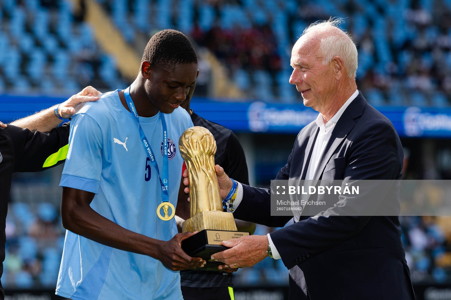 Beyond Limits lagkapten tar emot pokalen från Gothia Cups