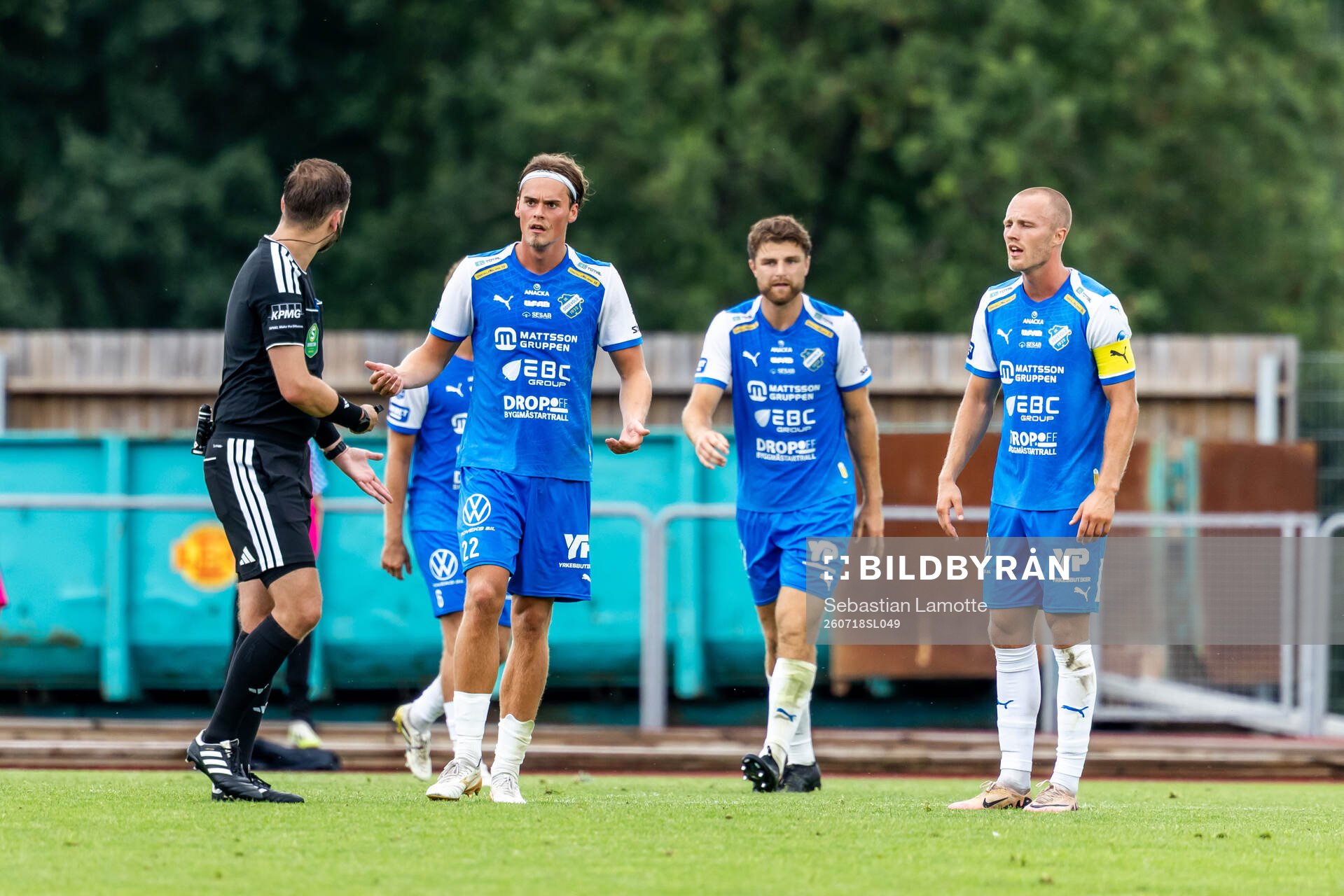 Oddevolds spelare pratar med Domare Max Persson