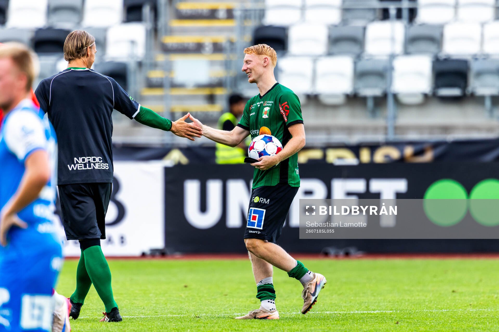 Varbergs Wilhelm Ärlig jublar med lagkamraterna
