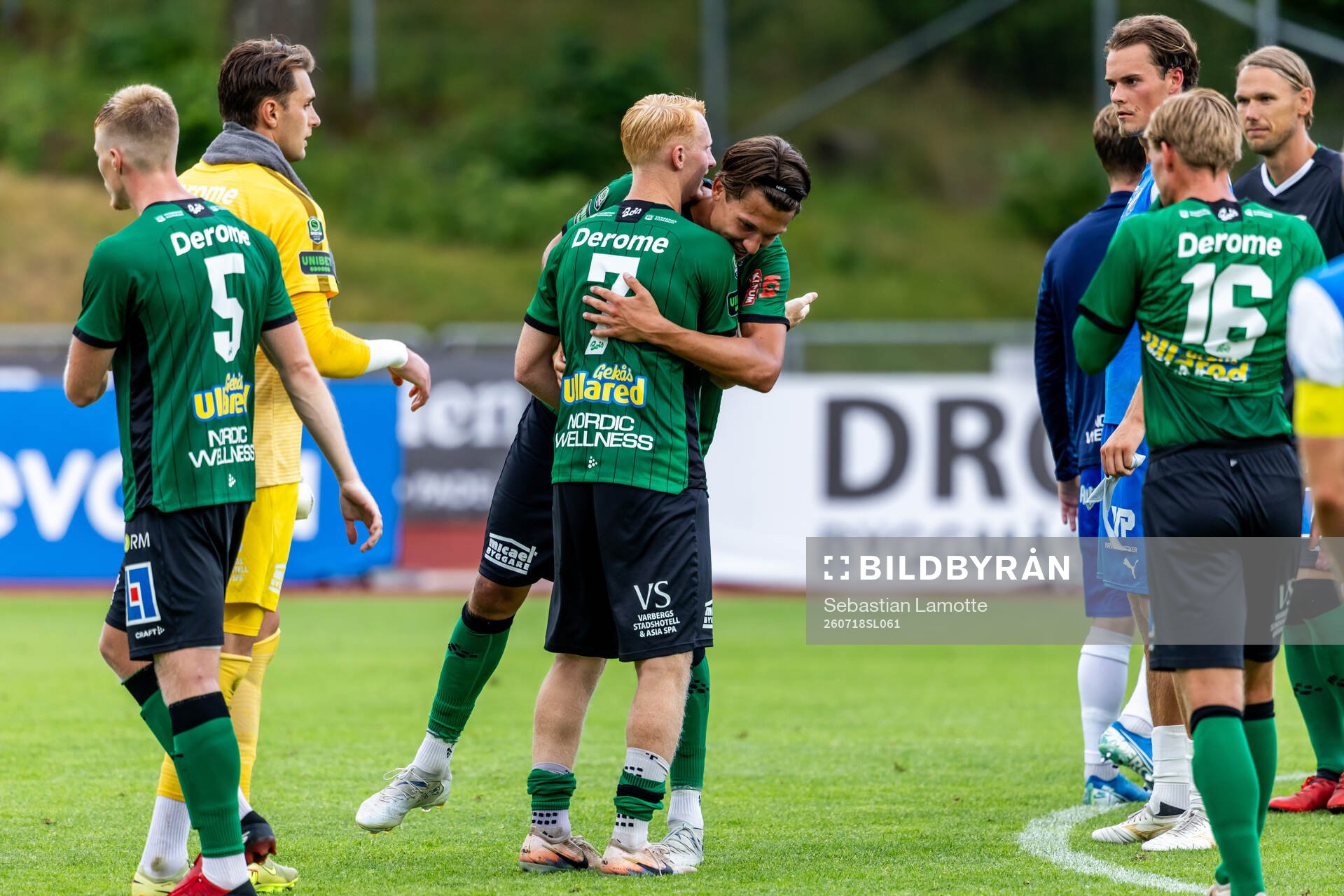 Varbergs Wilhelm Ärlig jublar med lagkamraterna