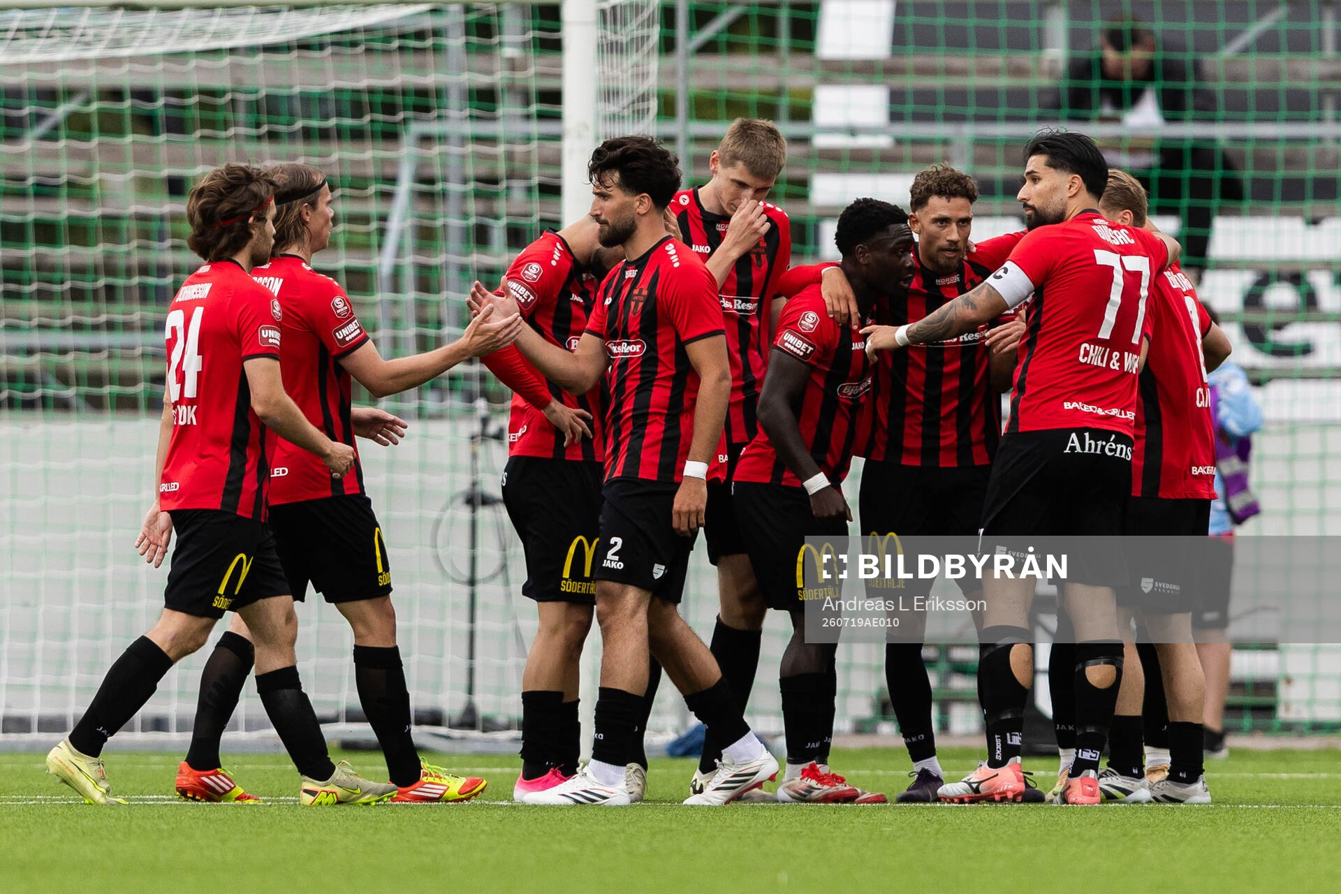 Nordic Uniteds Emmanuel Swedi jublar med lagkamrater