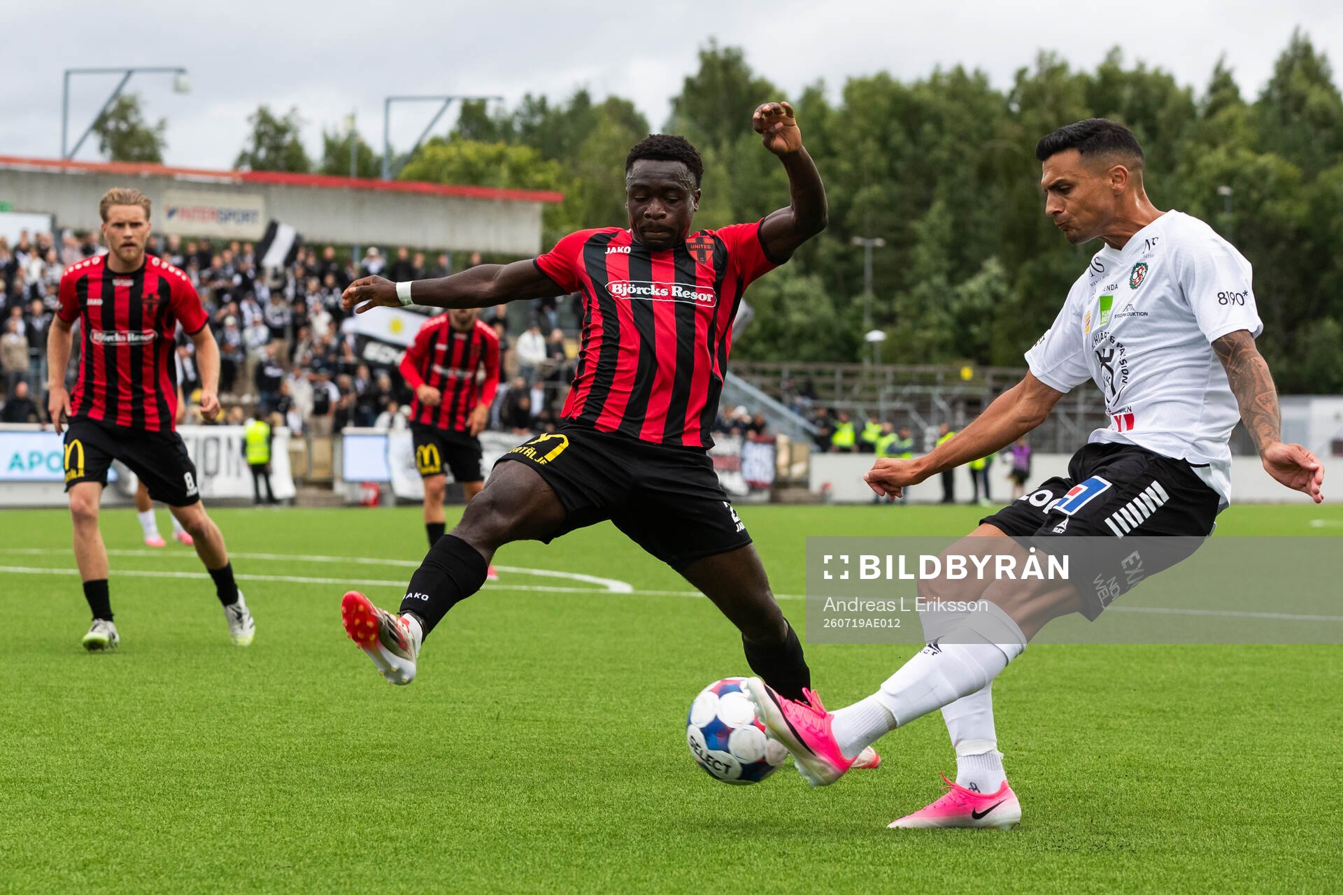 Nordic Uniteds Emmanuel Swedi och Örebros Ahmed Yasin