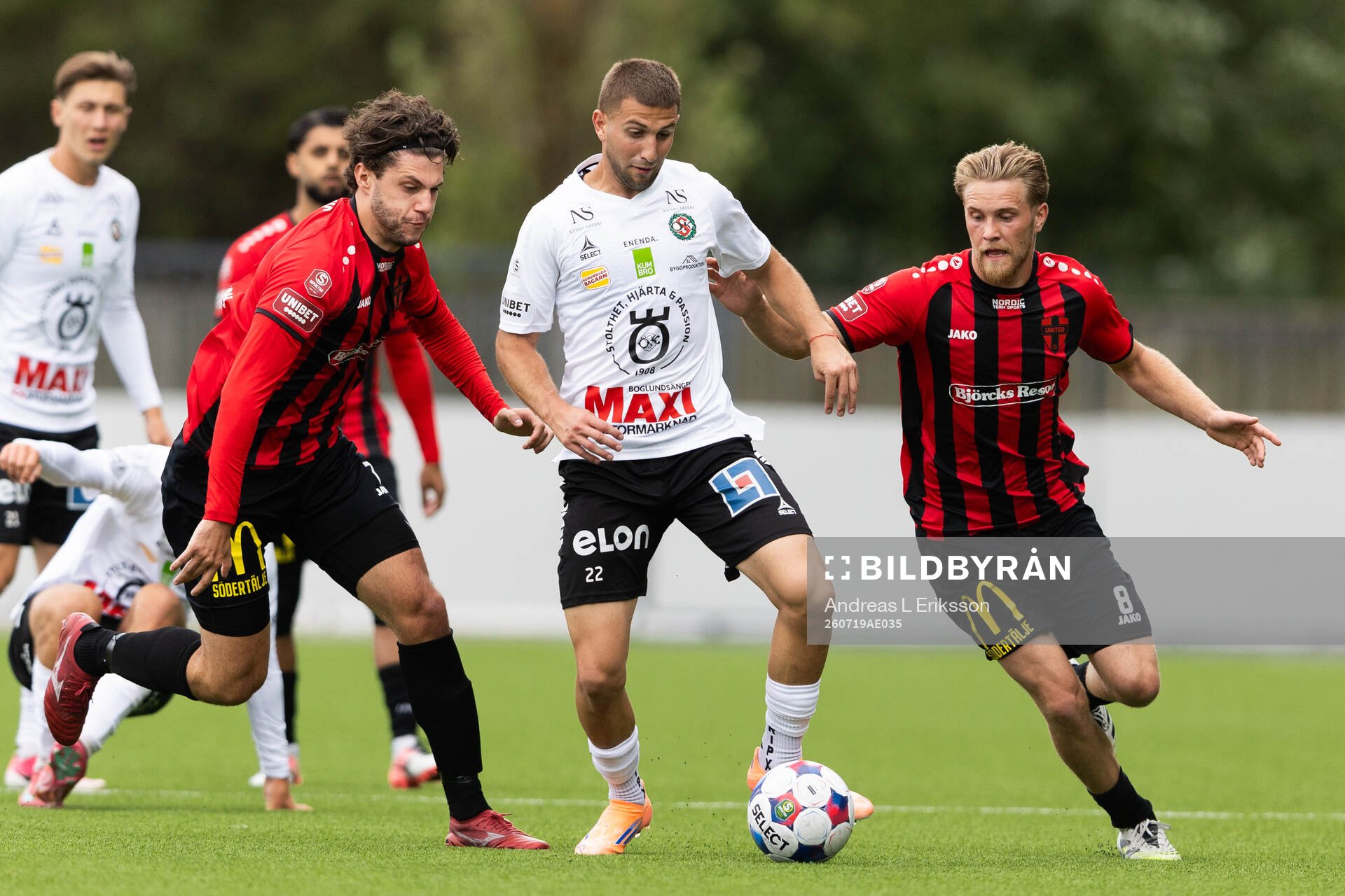 Nordic Uniteds Amar Eminovic och Teo Grönborg i kamp om