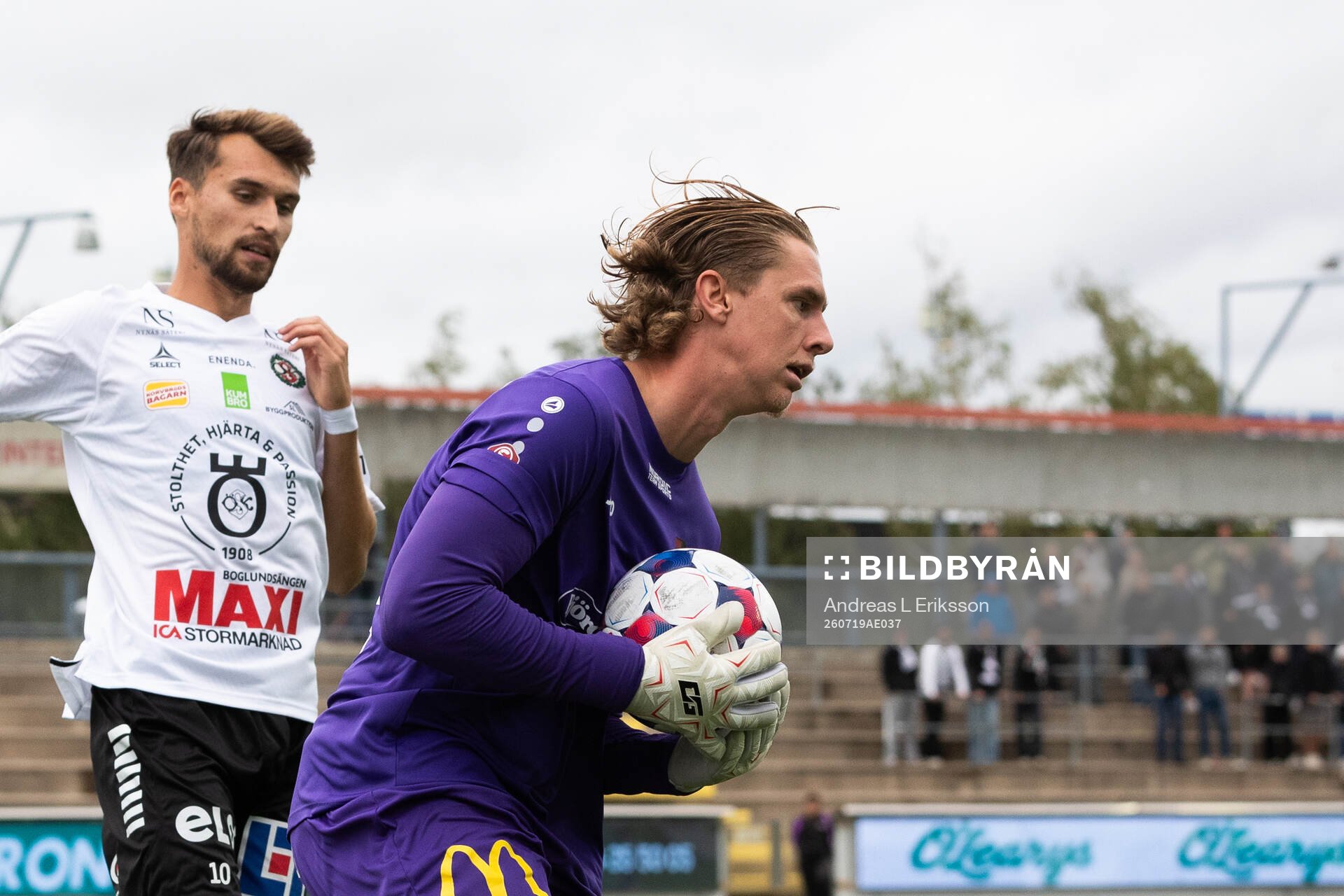 Örebros Rasmus Wiedesheim-Paul och Nordic Uniteds målvakt