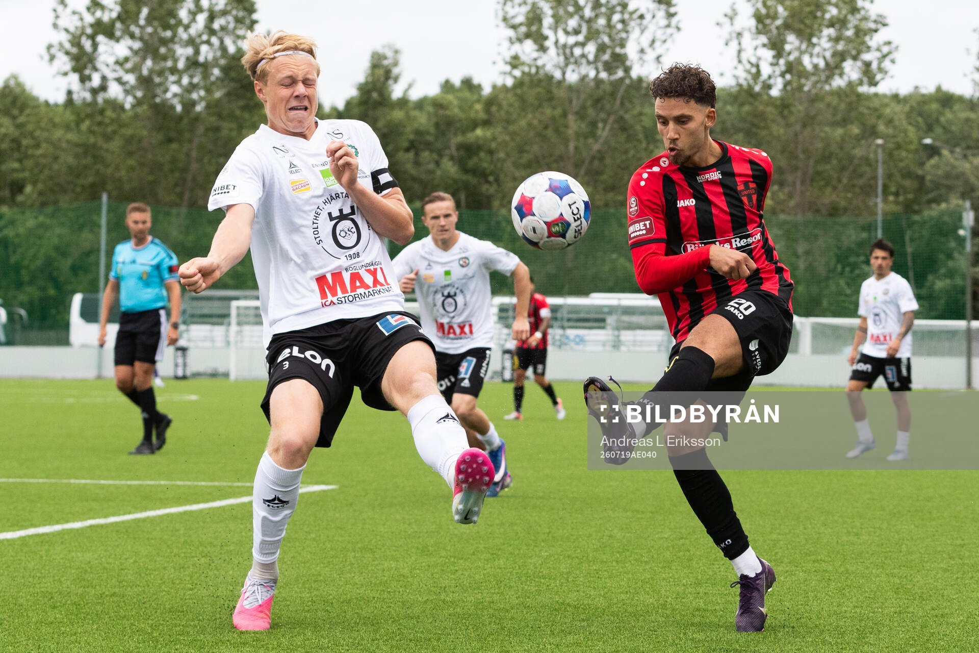 Örebros Victor Sandberg och Nordic Uniteds Aziz Harabi