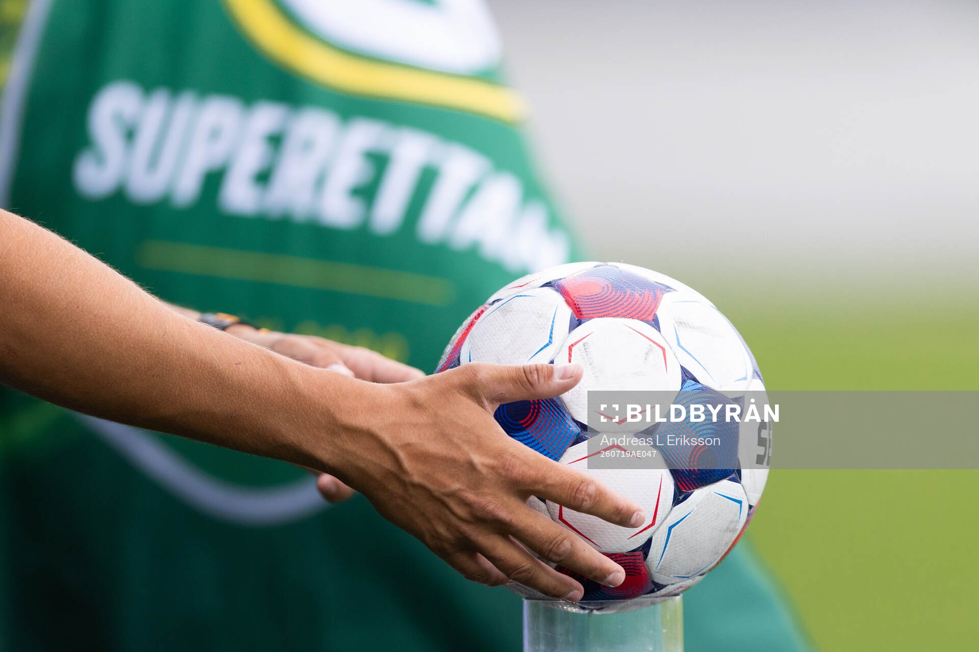 Domaren plockar upp matchbollen