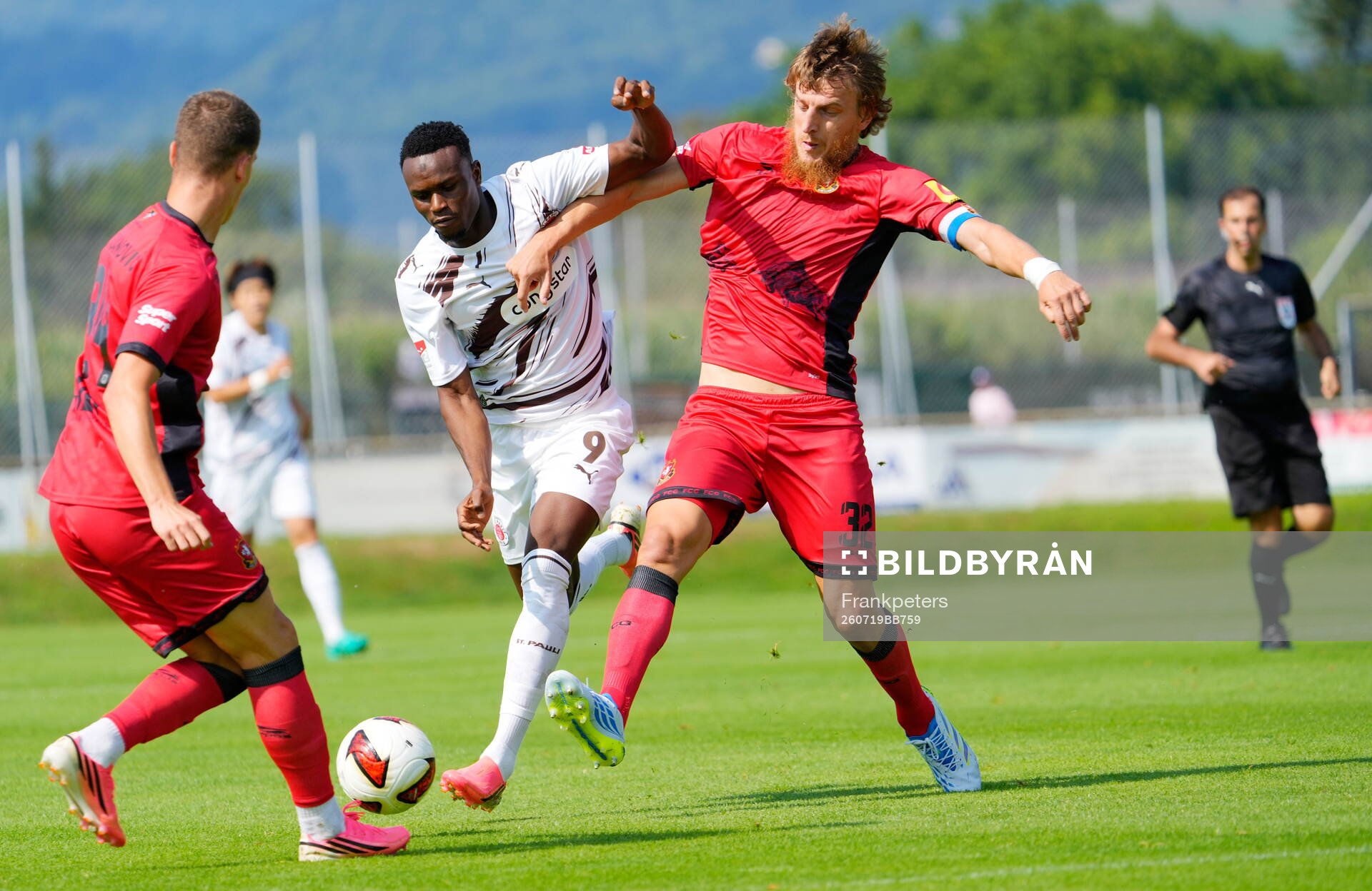 v.l. Abdoulie Ceesay (St. Pauli), Jakov Filipovic
