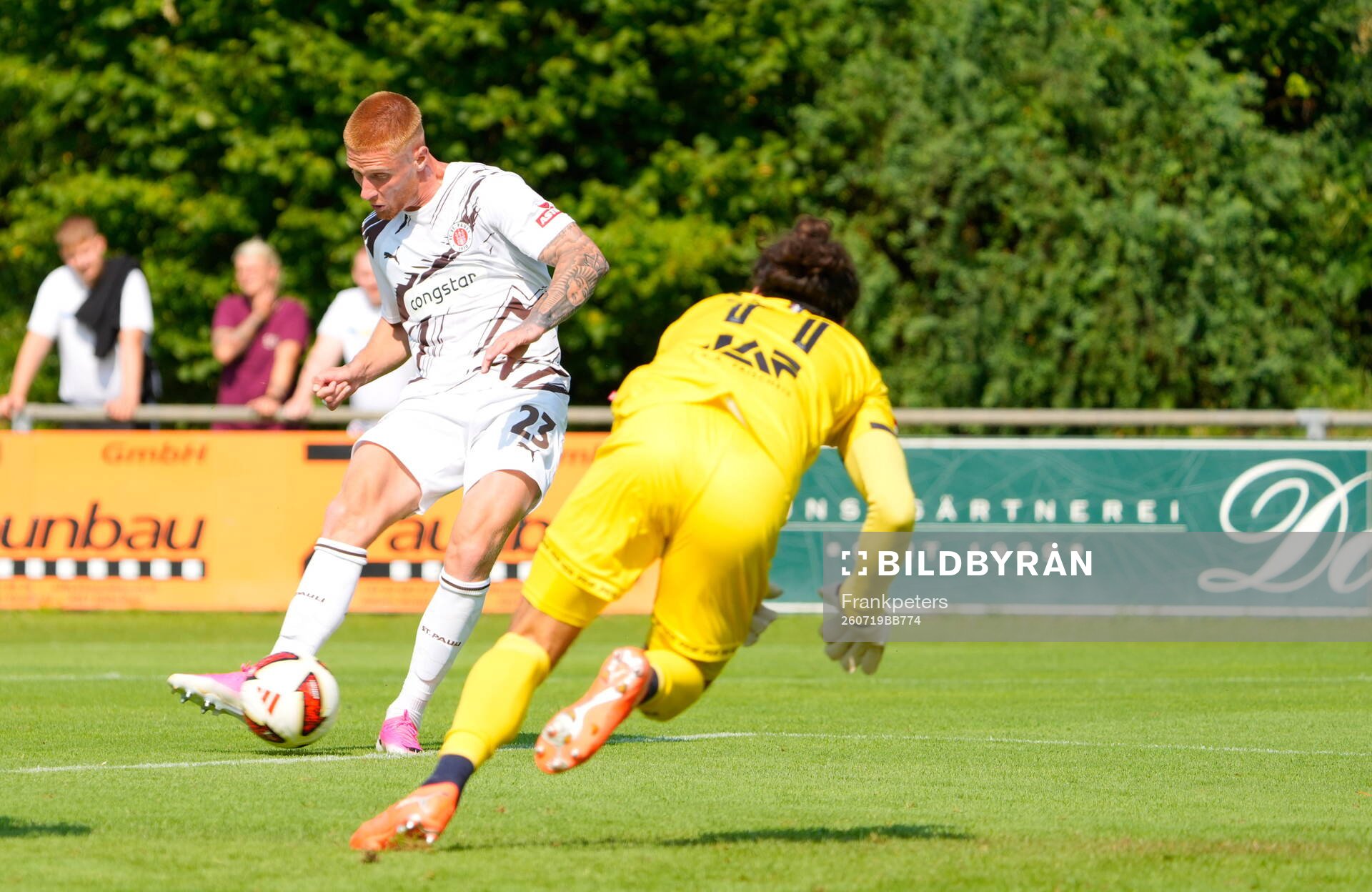 1:0 Tor, v.l. Torschuetze Louis Oppie (St. Pauli), Torwart