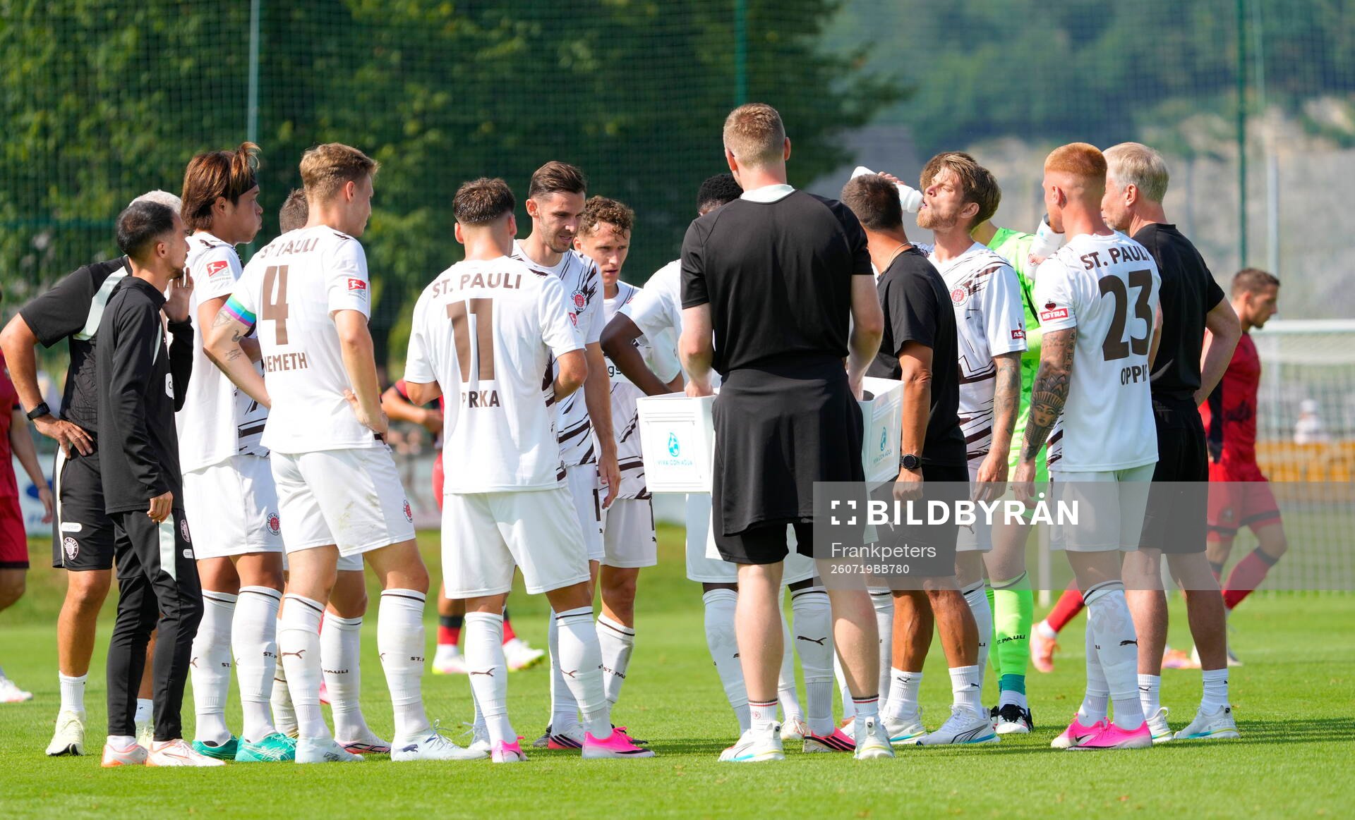 Trinkpause, Trainer Marcel Rapp (St. Pauli) mit Team
