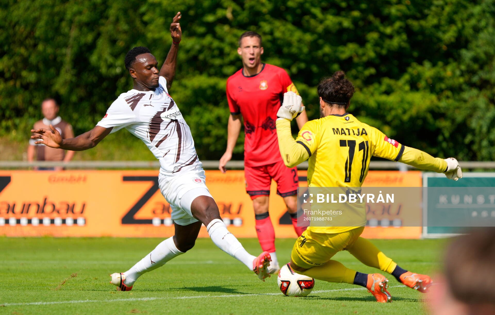 v.l. Abdoulie Ceesay (St. Pauli), Torwart Davor Matijas