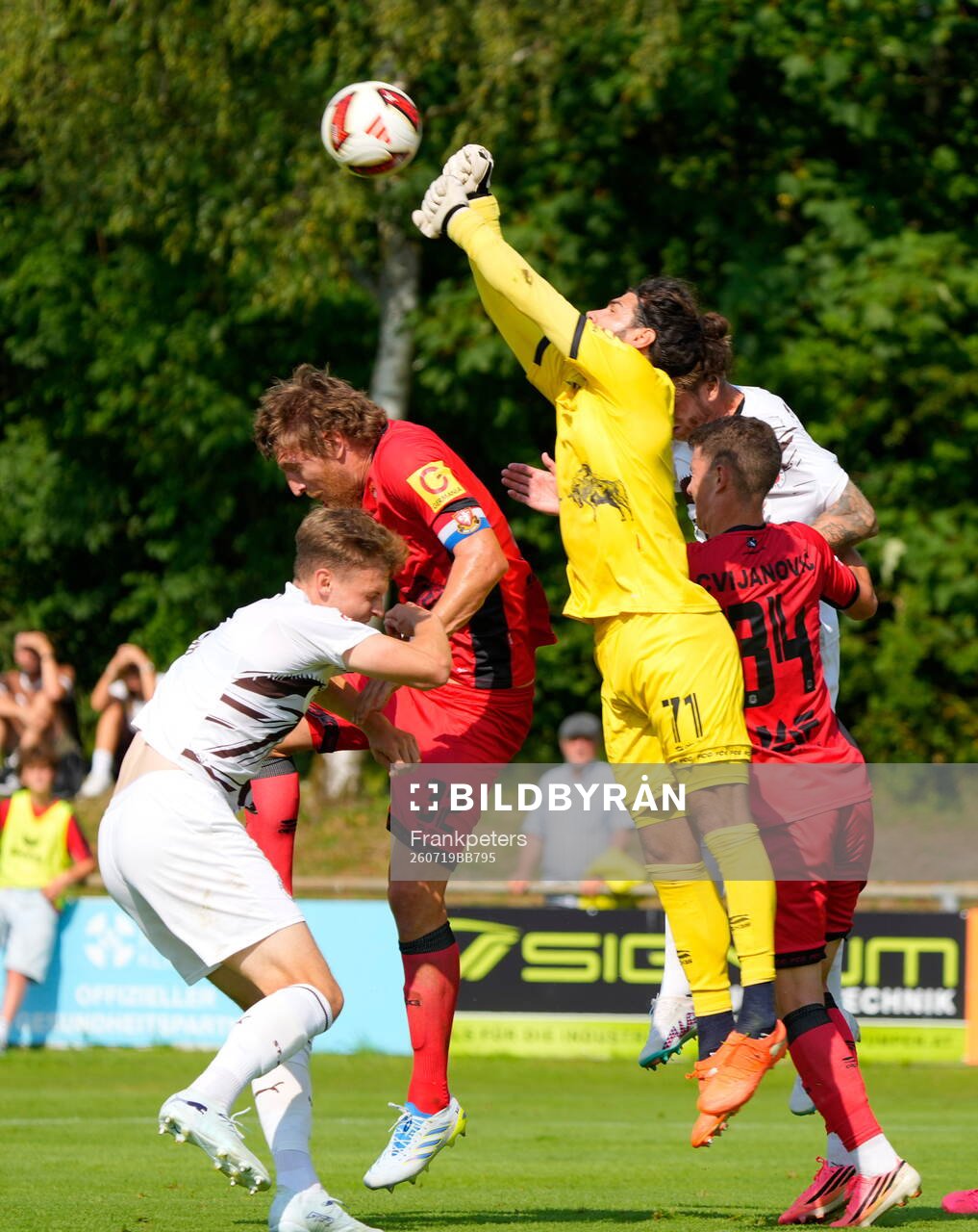 v.l. David Nemeth (St. Pauli), Jakov Filipovic, Torwart
