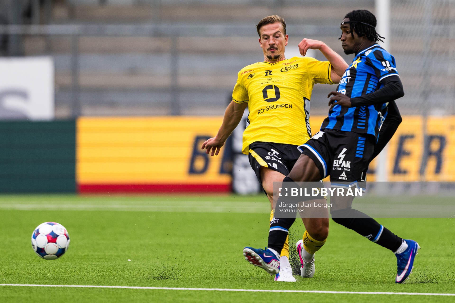 Elfsborgs Simon Olsson och Sirius Odera Samuel Onuchukwu