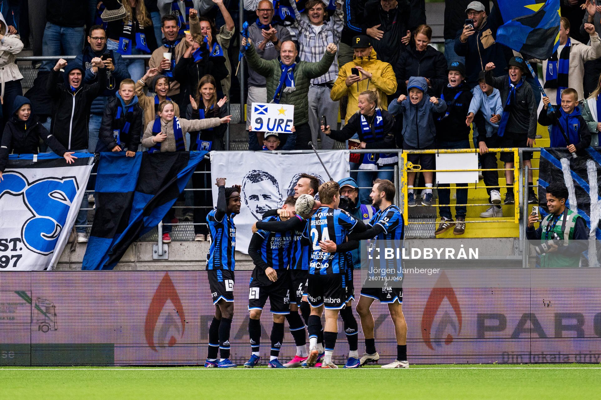 Sirius Robbie Ure jublar med lagkamrater