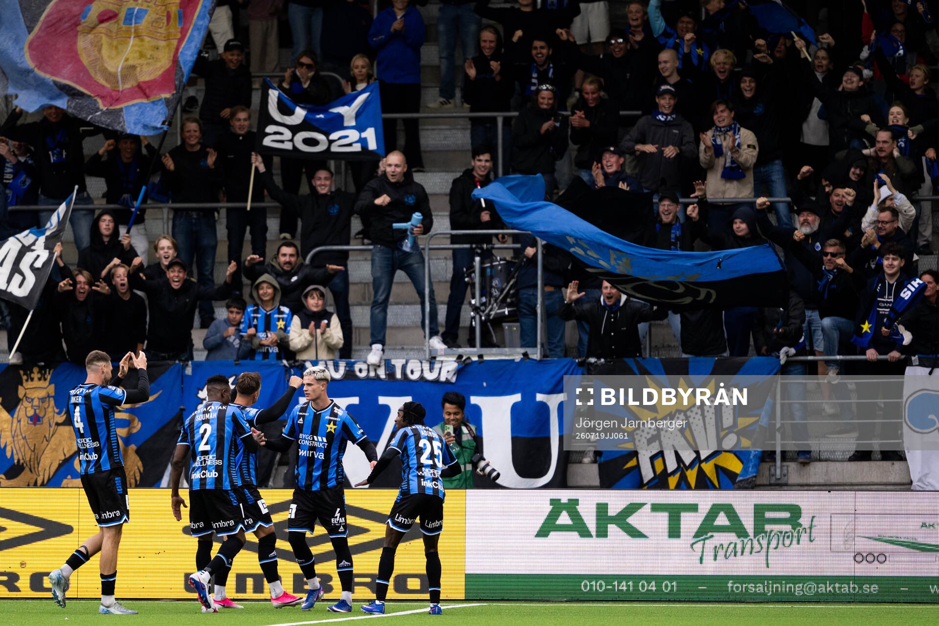 Sirius Robbie Ure jubler med lagkamrater