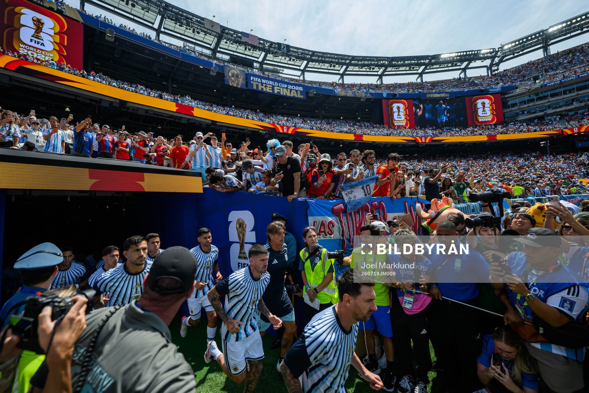 Lionel Messi and players of Argentina