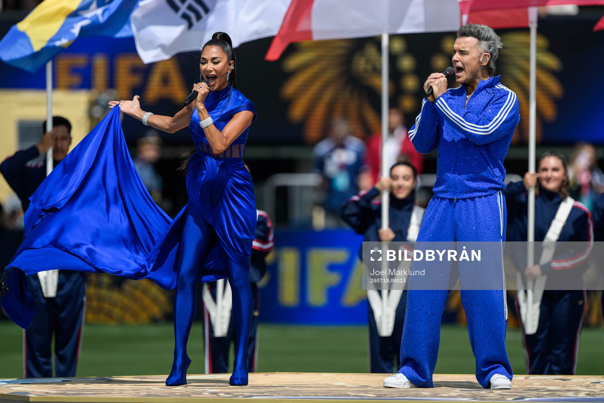Nicole Scherzinger and Robbie Williams perform