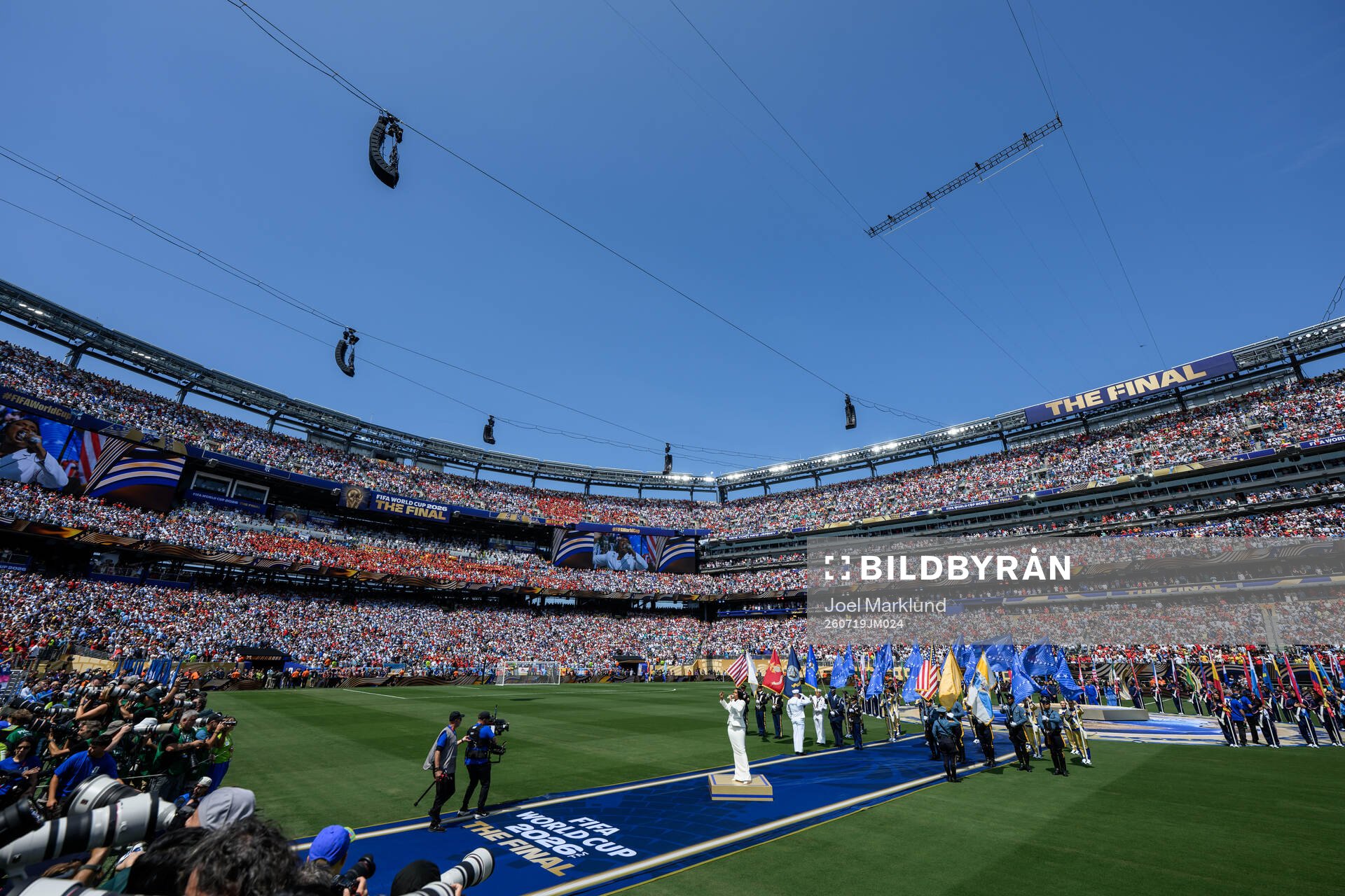 Jennifer Hudson performs the national anthem of USA