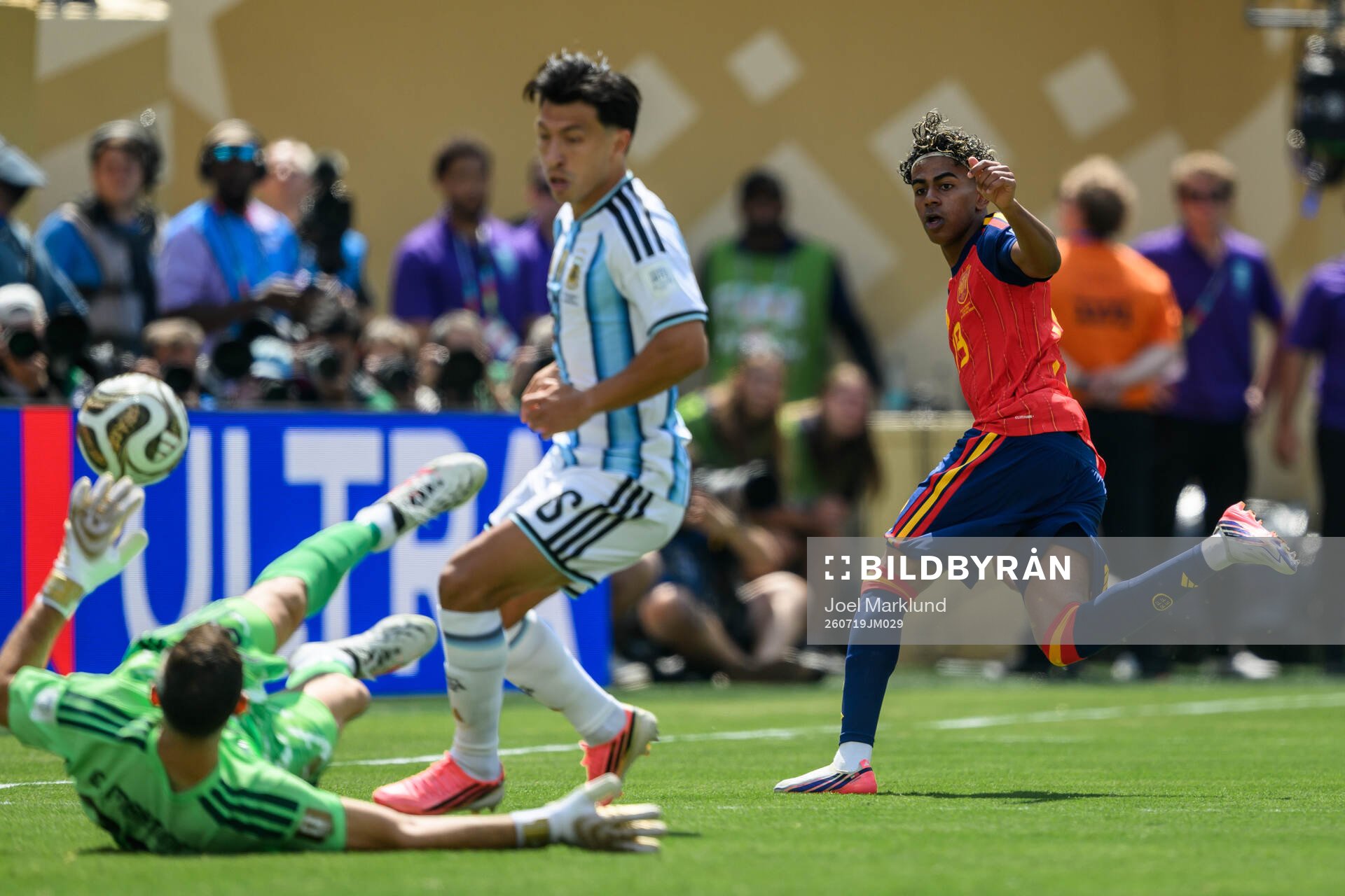 goalkeeper Emiliano Martinez of Argentina and Lamine Yamal