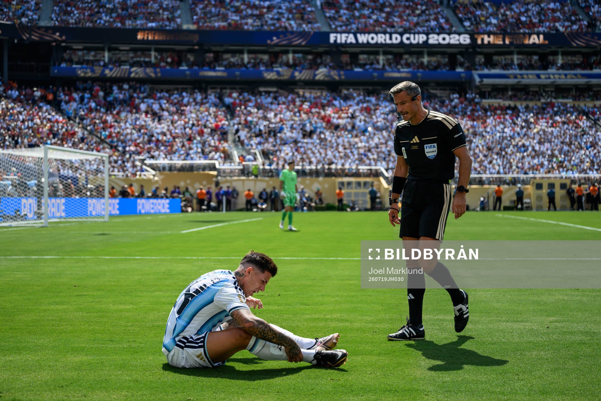 Enzo Fernandez of Argentina and Referee Slavko Vincic