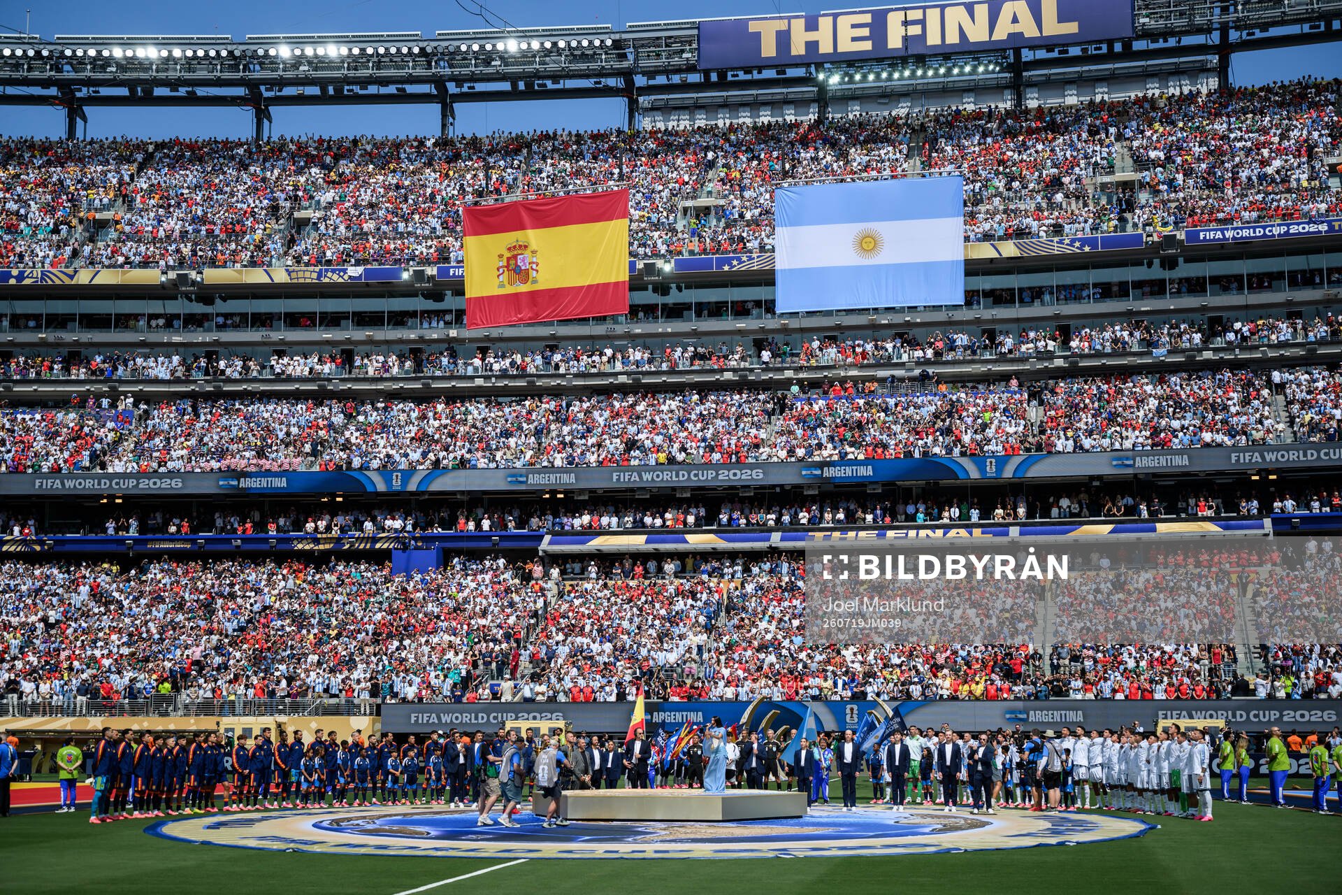 Players of Spain and of Argentina