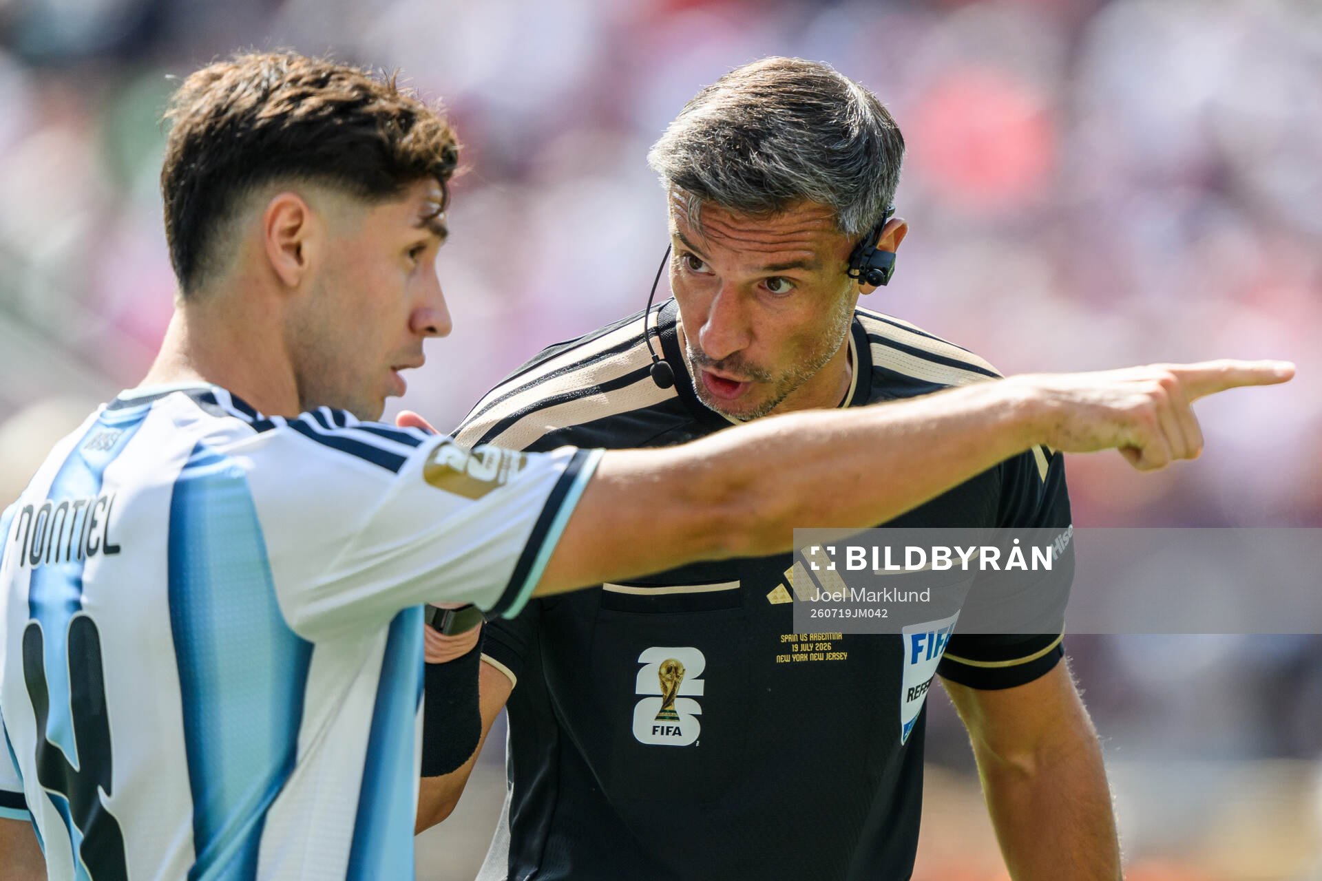 Gonzalo Montiel of Argentina and Referee Slavko Vincic