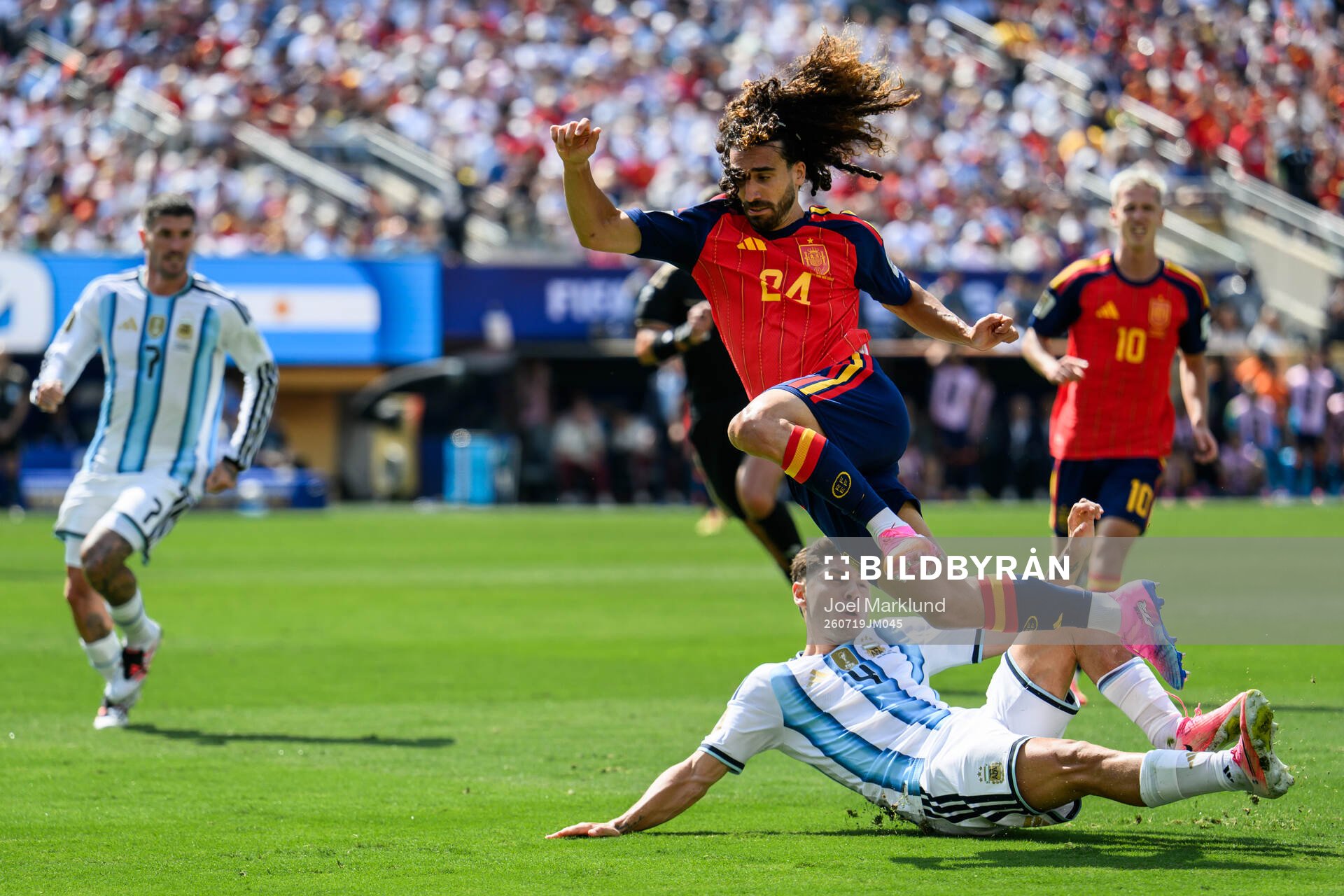 Gonzalo Montiel of Argentina and Marc Cucurella of Spain