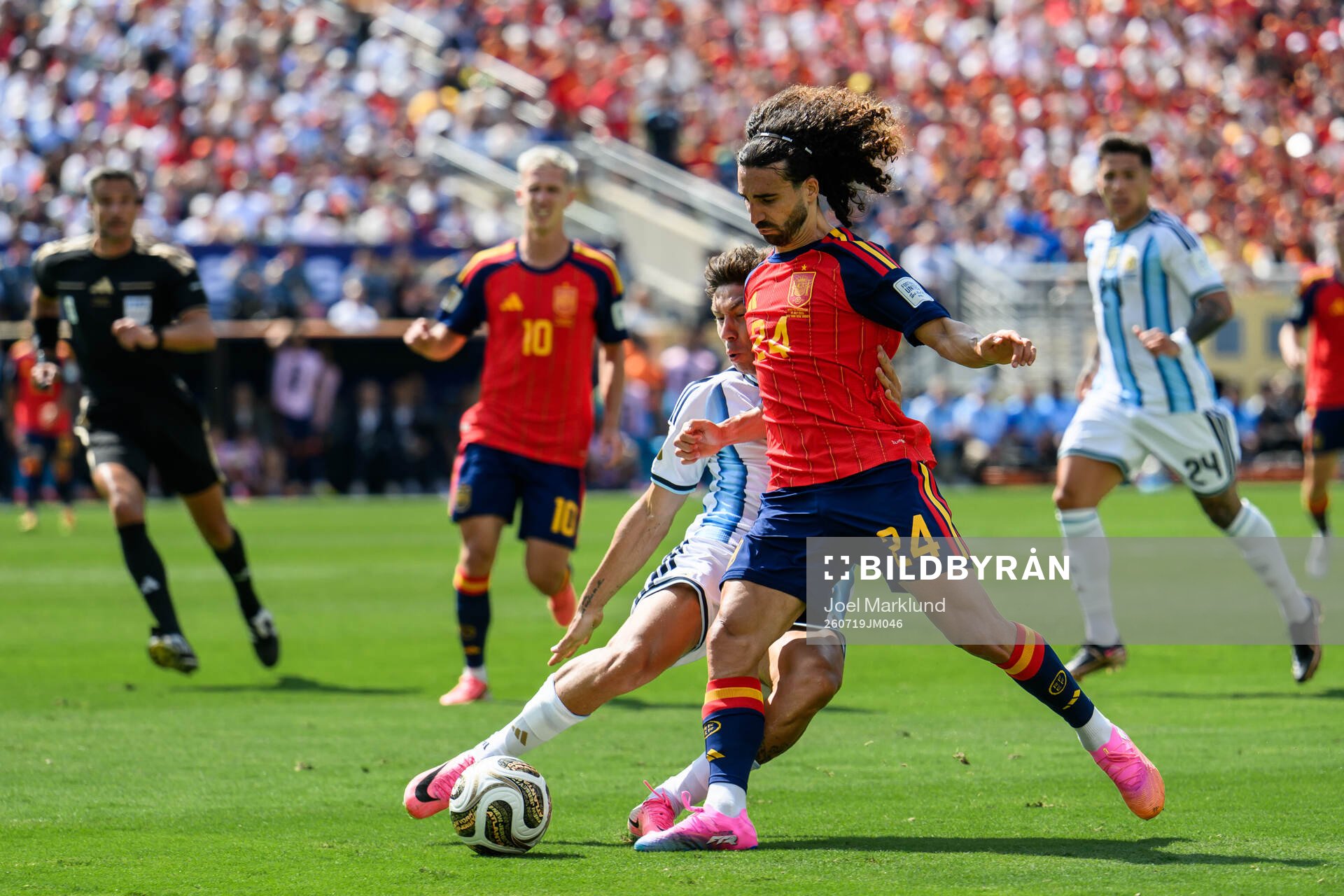 Gonzalo Montiel of Argentina and Marc Cucurella of Spain