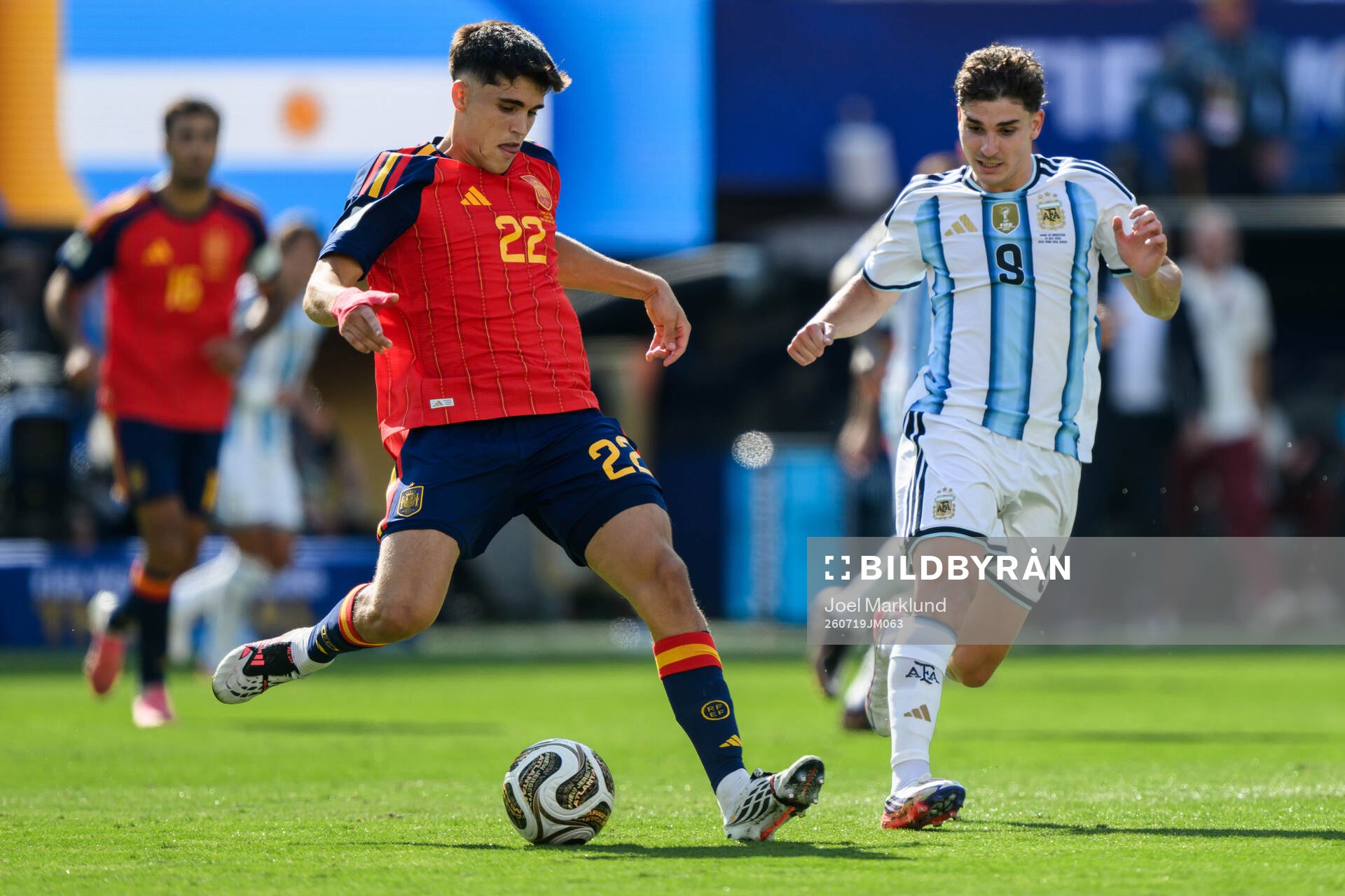 Pau Cubarsi of Spain and Julian Alvarez of Argentina