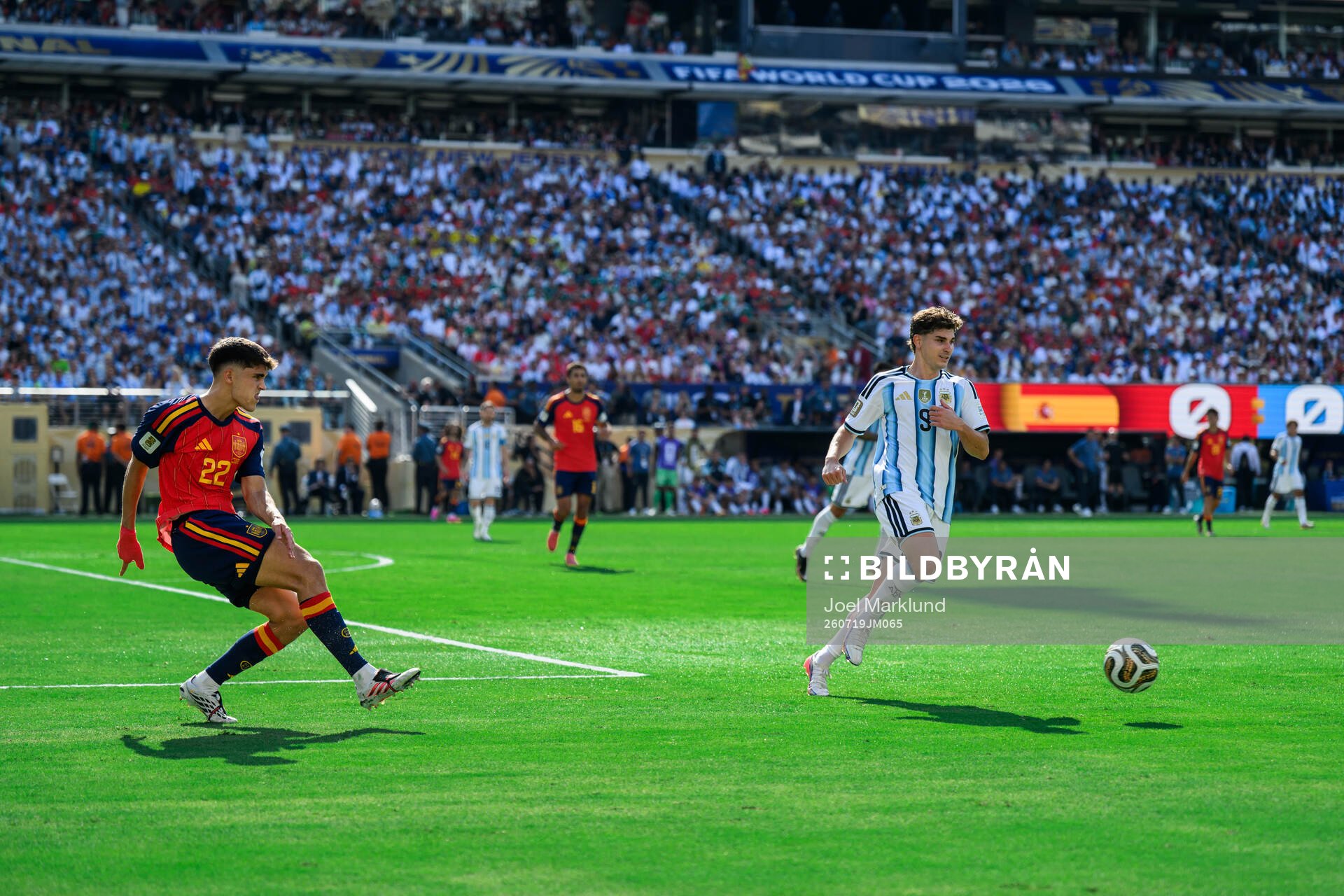 Pau Cubarsi of Spain and Julian Alvarez of Argentina