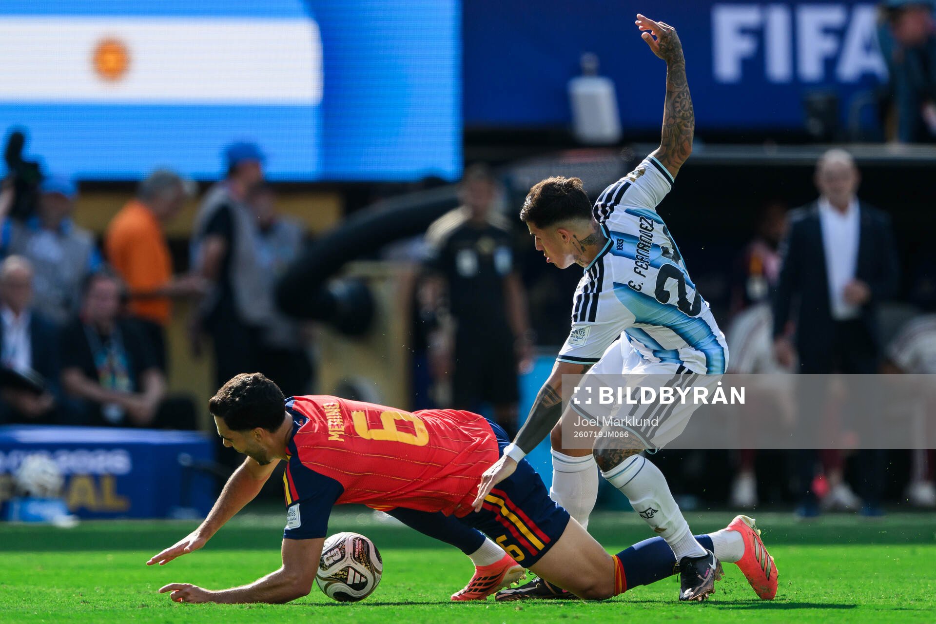 Mikel Merino of Spain and Enzo Fernandez of Argentina