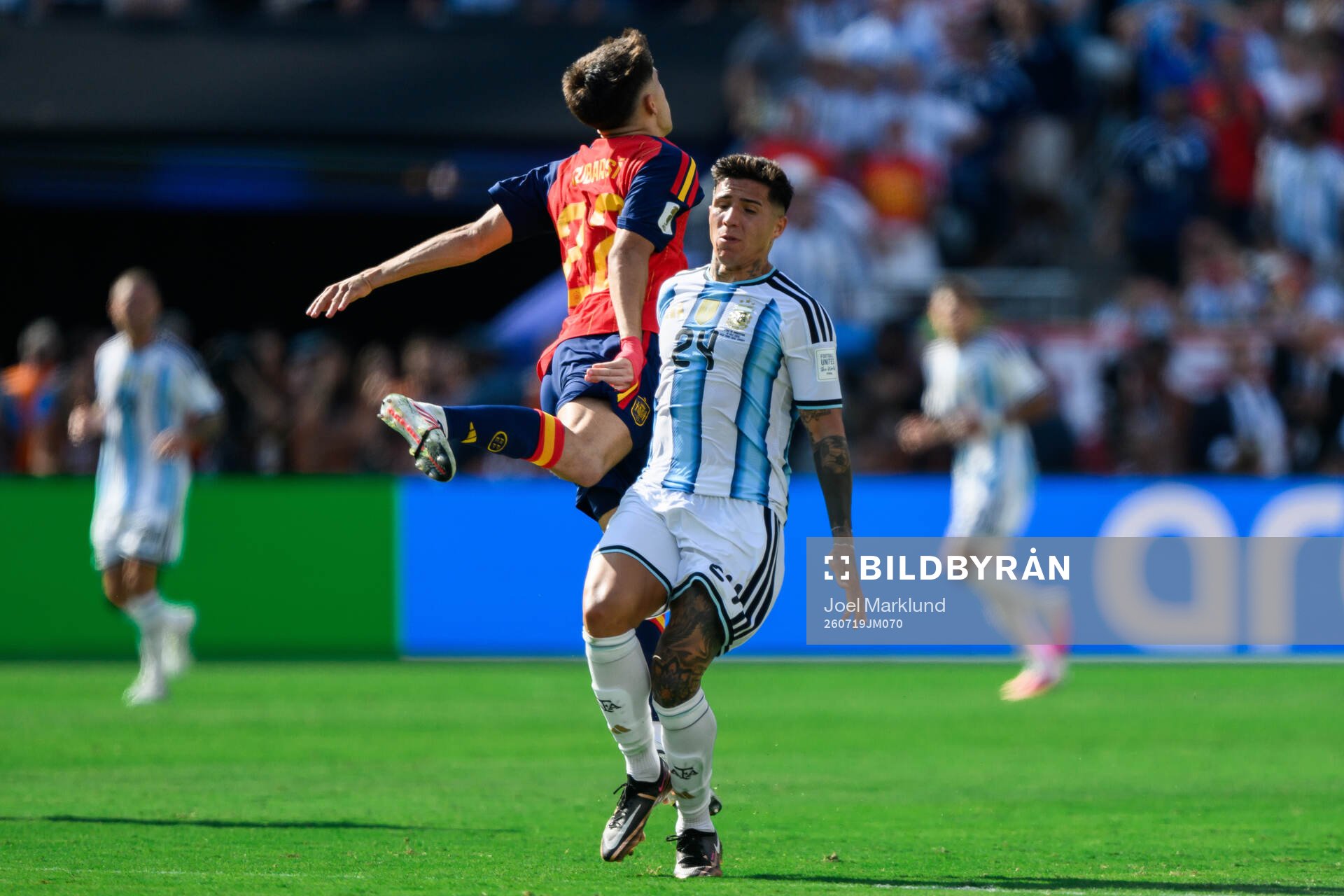 Pau Cubarsi of Spain and Enzo Fernandez of Argentina