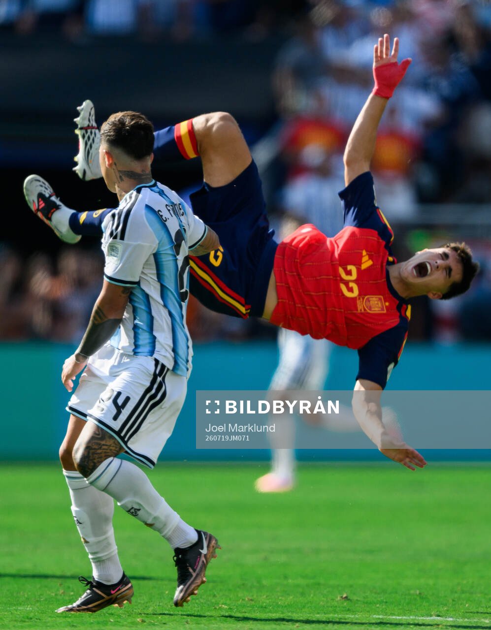 Pau Cubarsi of Spain and Enzo Fernandez of Argentina