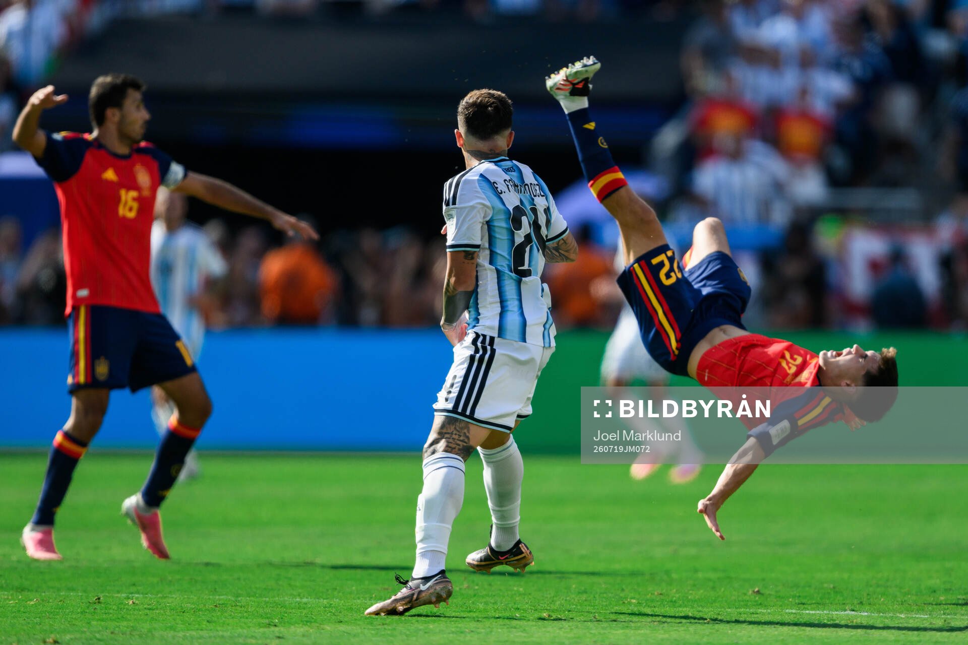 Pau Cubarsi of Spain and Enzo Fernandez of Argentina