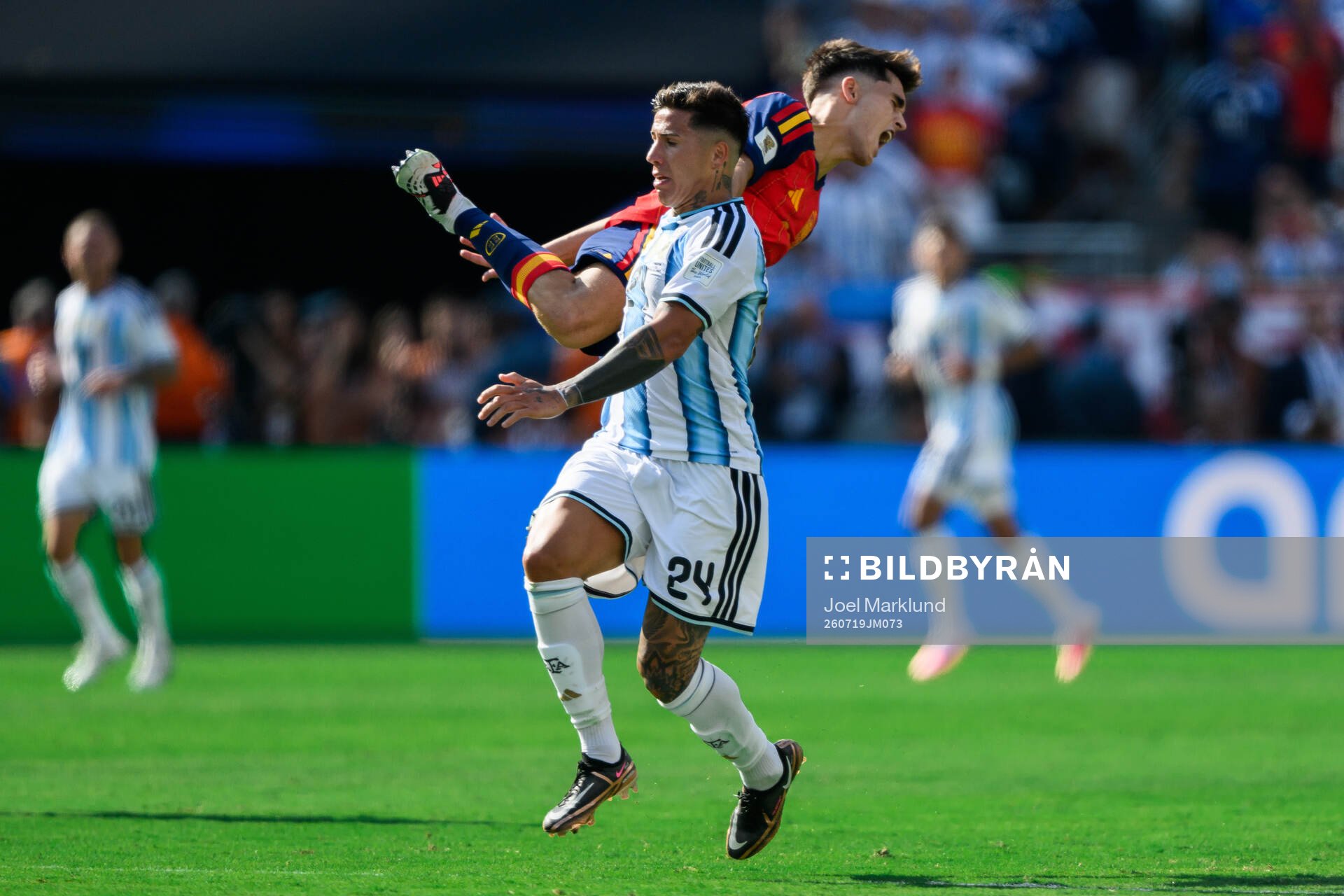 Pau Cubarsi of Spain and Enzo Fernandez of Argentina