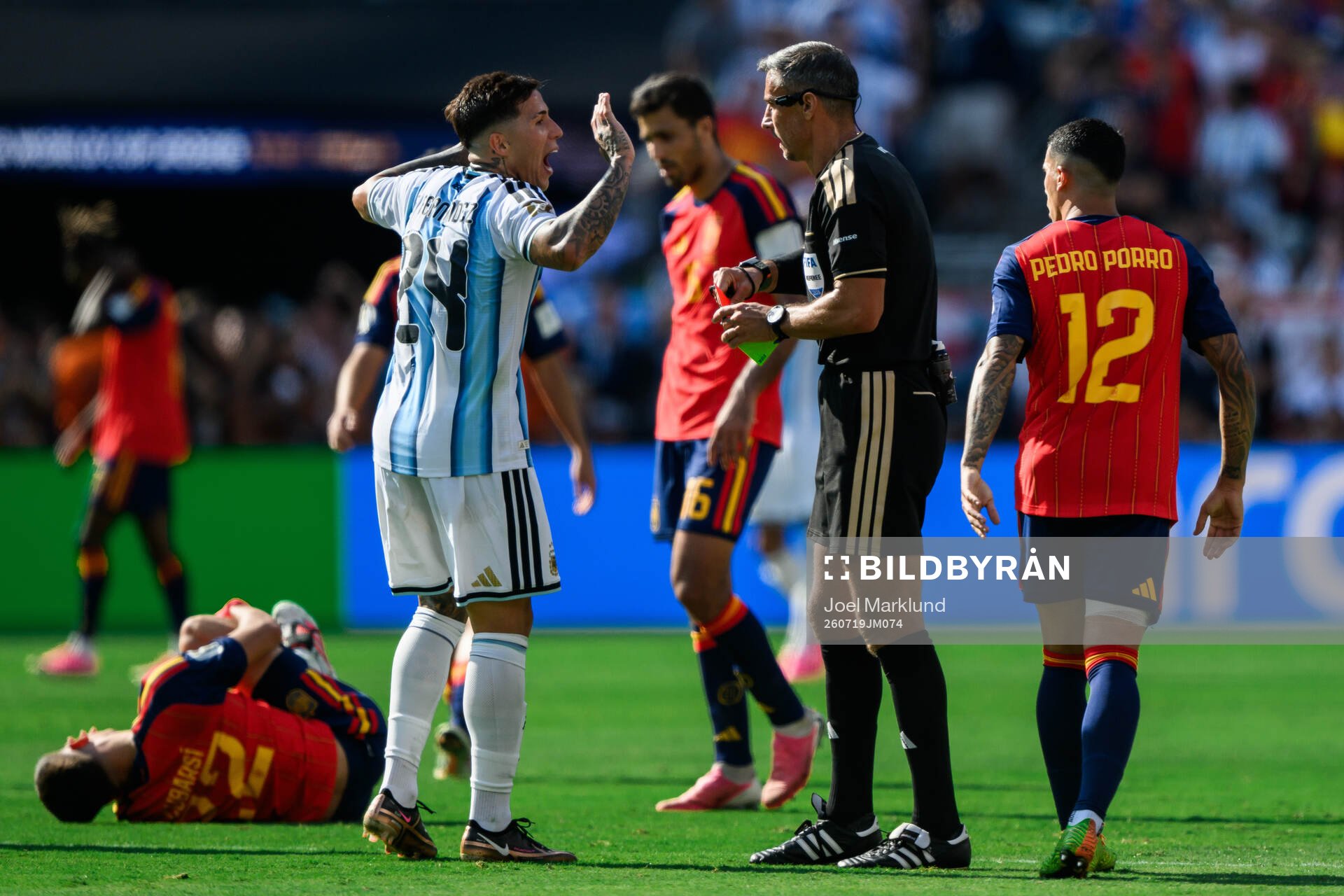 Enzo Fernandez of Argentina and Referee Slavko Vincic